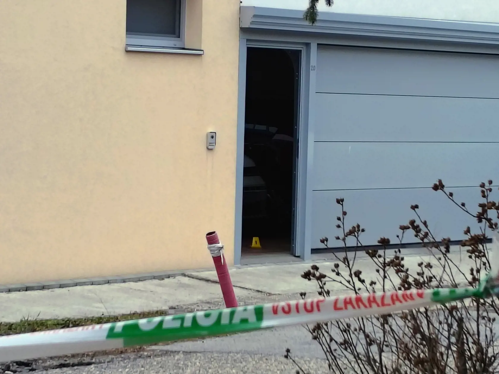 Na snímke polícia zasahuje na mieste tragédia v bratislavskom Ružinove. V jednom z rodinných domov sa našlo telo doboadnej ženy.