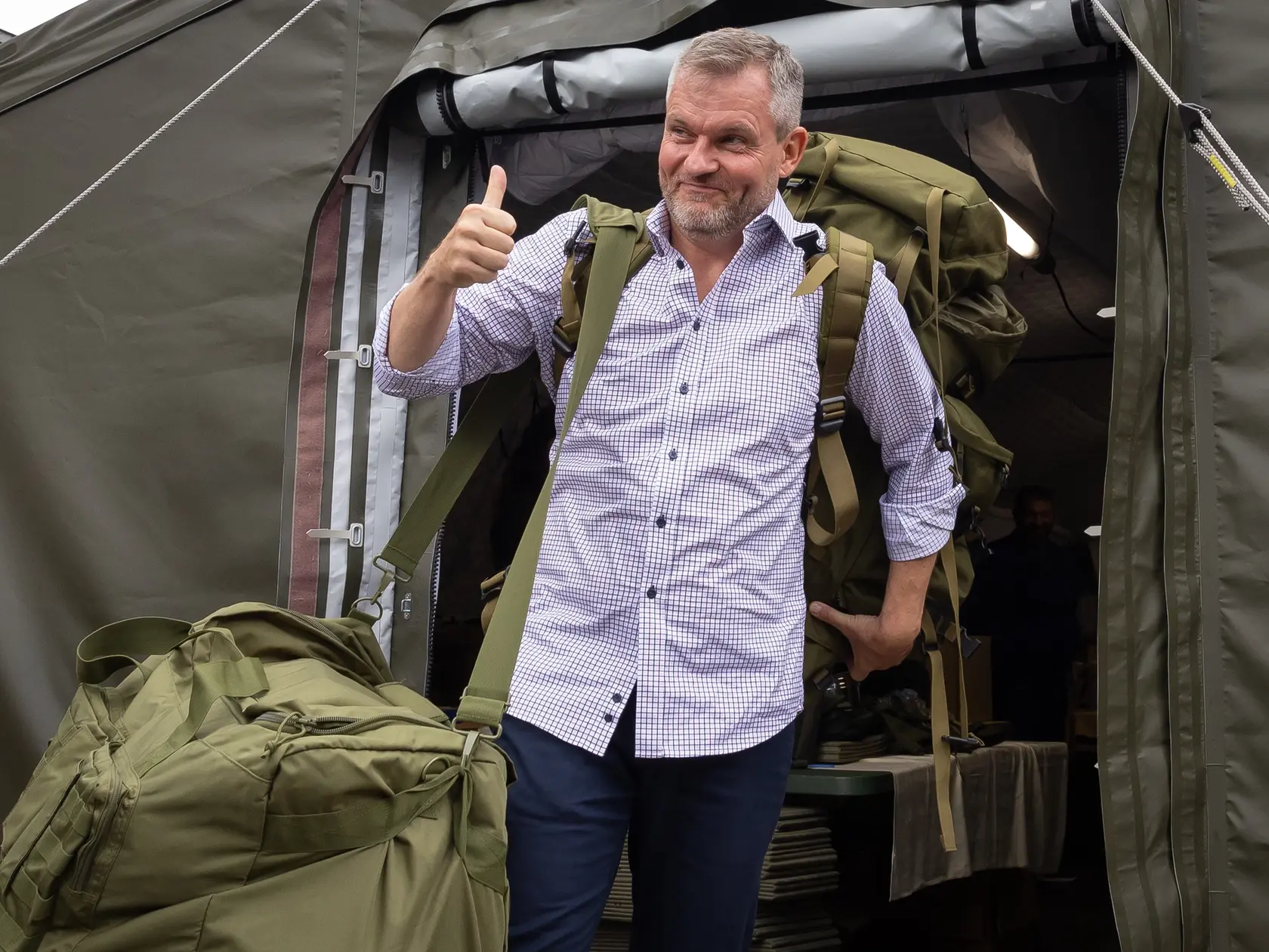 Peter Pellegrini si výstroj prebral v dobrej nálade.