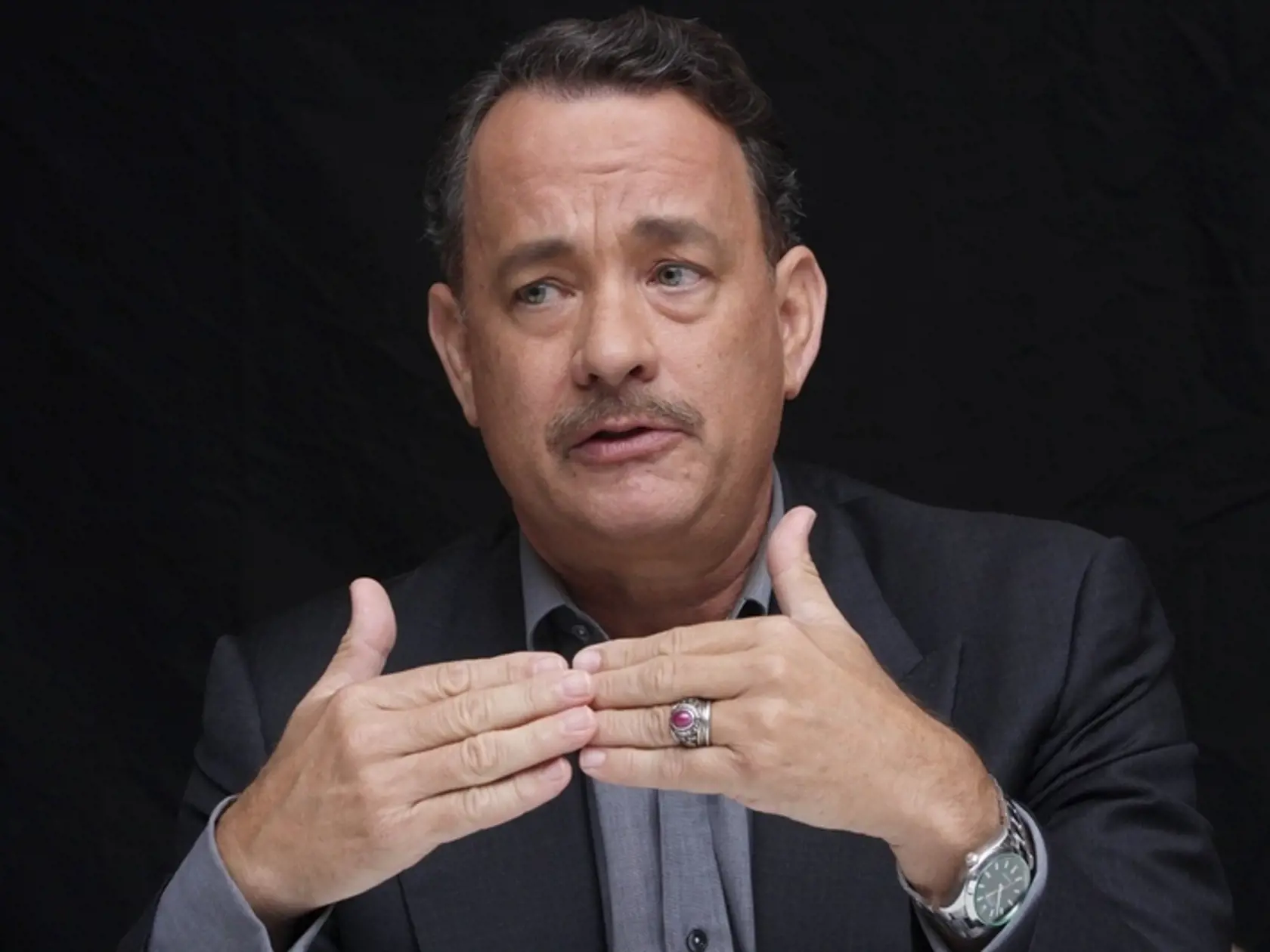 Tom Hanks si v novom filme zahrá až šesť postáv a všetky sú podľa jeho slov svinské.