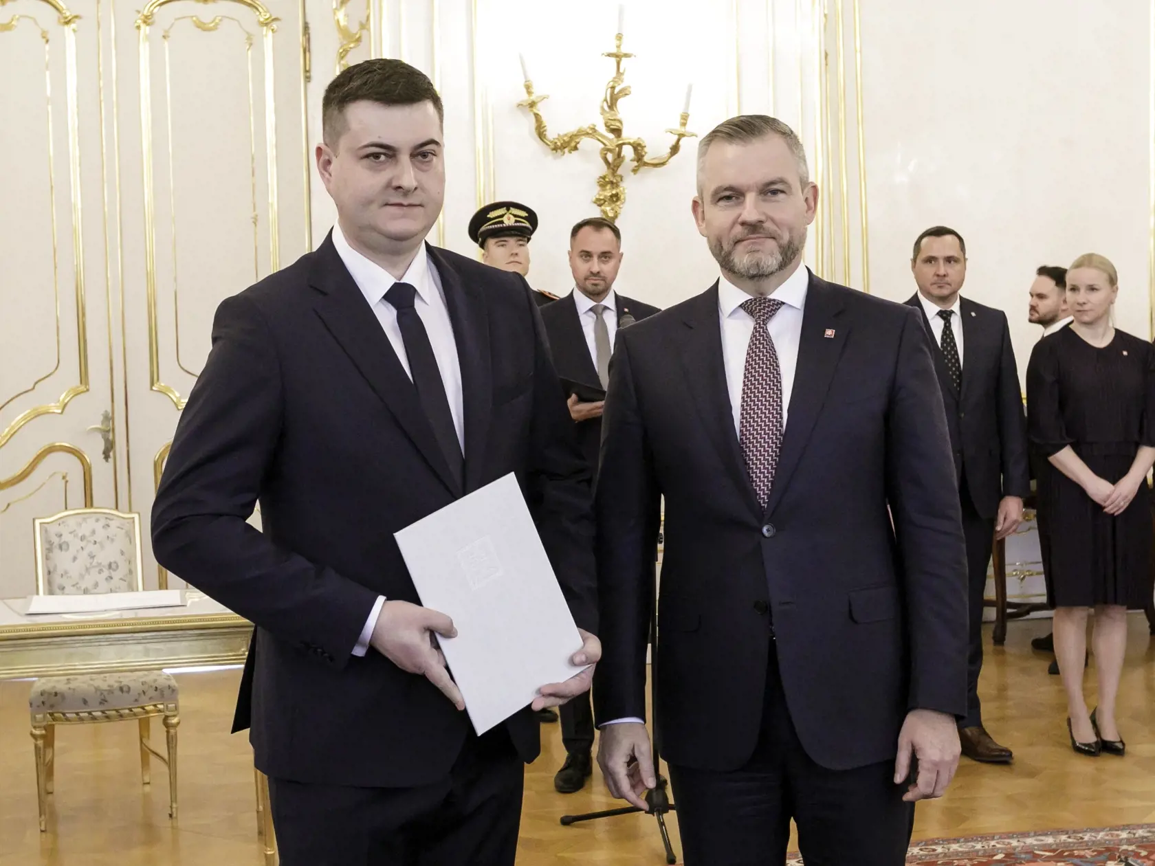 Na snímke vpravo prezident SR Peter Pellegrini a vľavo sudca Radovan Greško (Okresný súd Banská Bystrica) počas vymenovania 15 sudcov všeobecných súdov a štyroch sudcov správneho súdu v Prezidentskom paláci 26. novembra 2024 v Bratislave. FOTO TASR - Dano Veselský