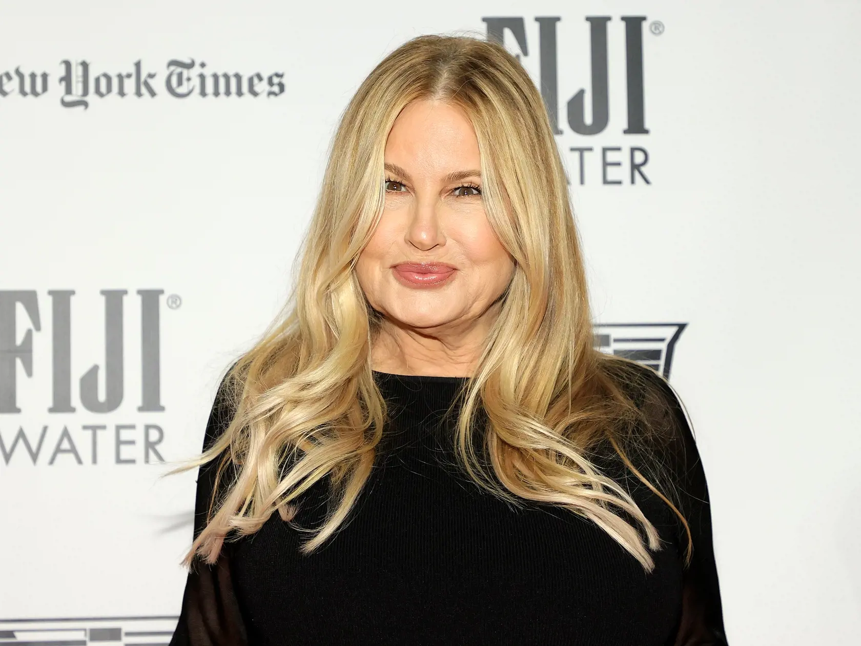 Takto dnes vyzerá šarmantná Jennifer Coolidge, ani sa veľmi nezmenila, však?