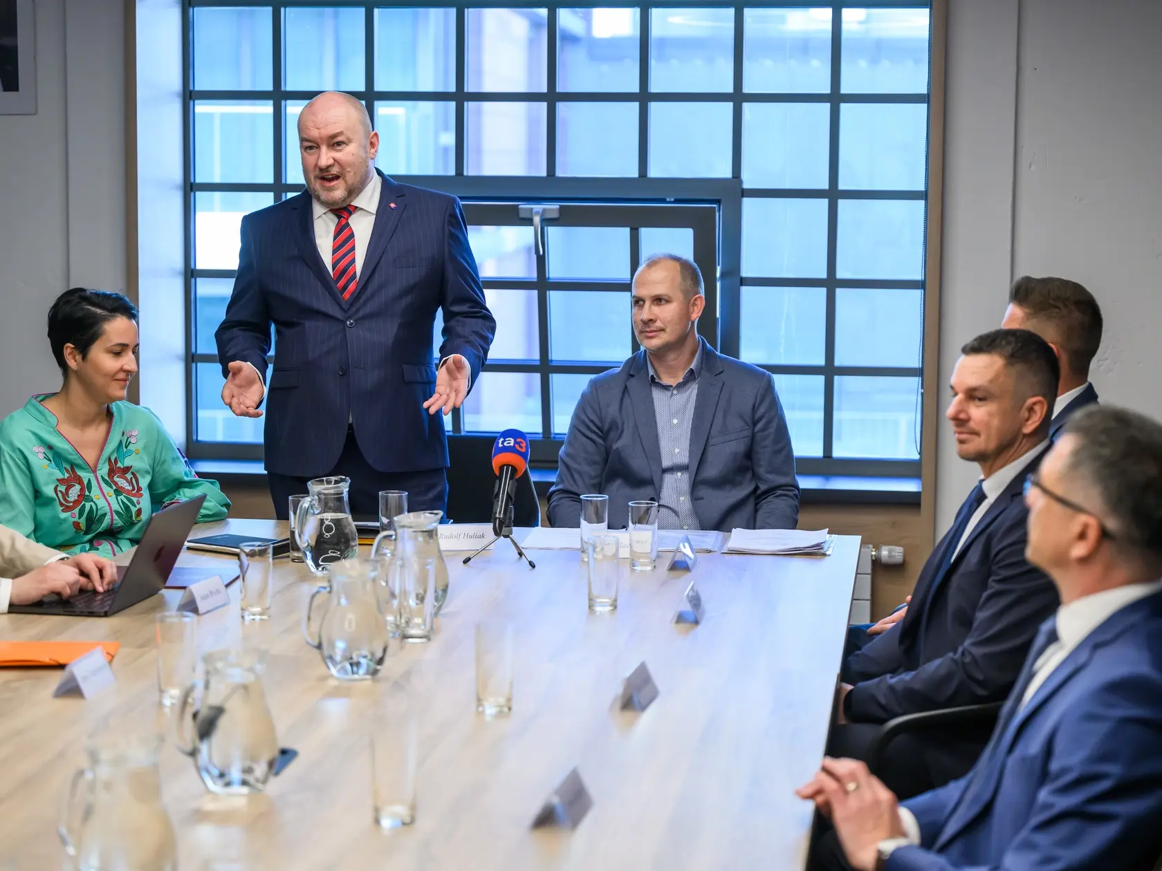 Na snímke zľava štátna tajomníčka Ministerstva cestovného ruchu a športu SR Ivana Šufliarská Libiaková, minister cestovného ruchu a športu SR Rudolf Huliak (nezávislý) a predseda zboru Radoslav Hecl počas predstavenia členov Odborného poradného zboru ministra cestovného ruchu a športu SR pre otázky športu v Bratislave 27. marca 2025. FOTO TASR - Jaroslav Novák