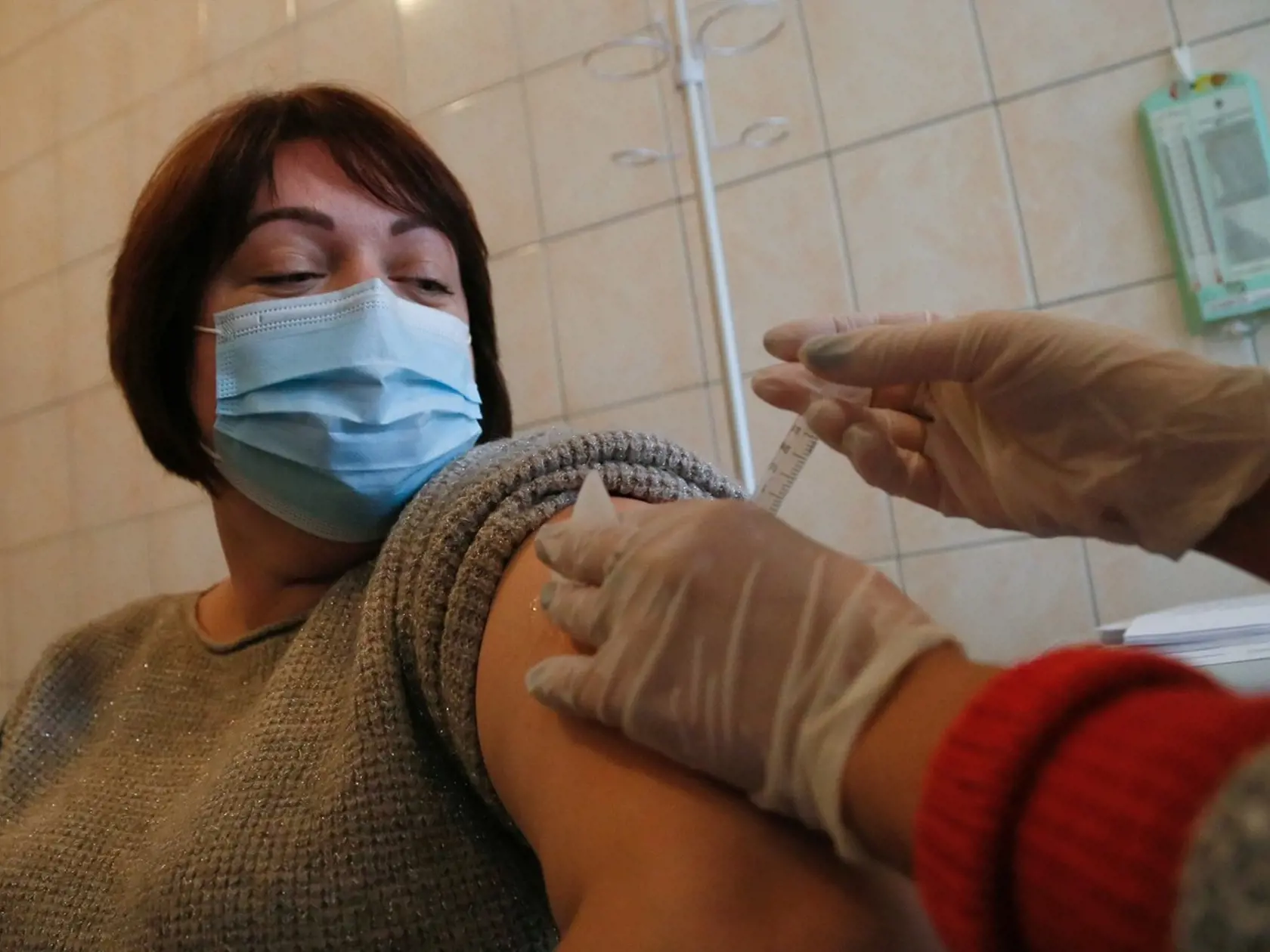 Na Ukrajine sa už tiež začalo s očkovaním proti koronavírusu.