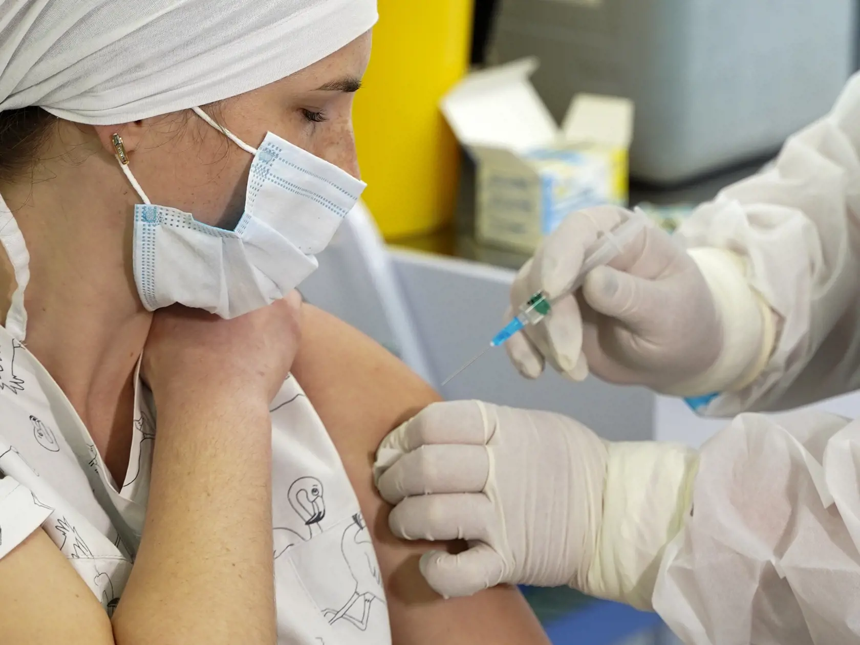 Zdravotníčka dostáva vakcínu proti ochoreniu Covid-19 v nemocnici v ukrajinskom meste Brovary.