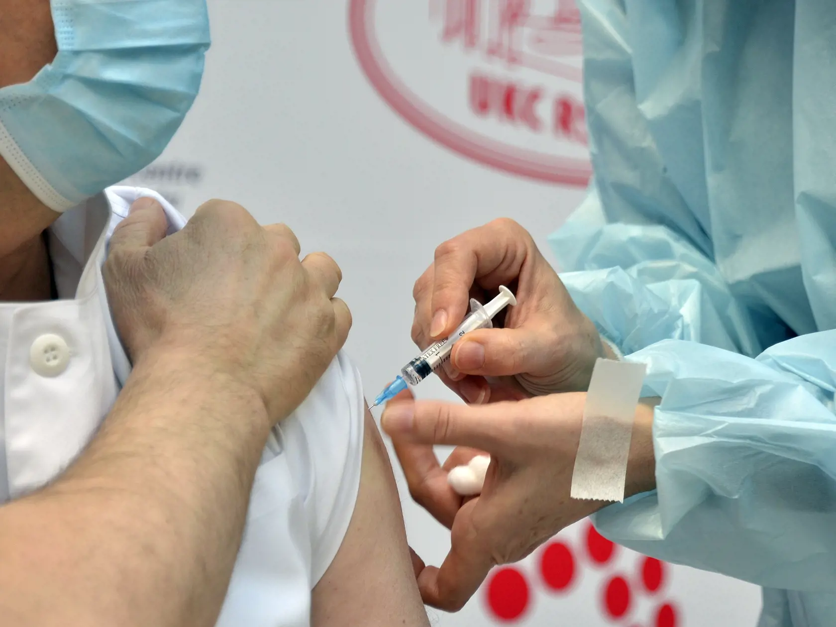 Doktor Vlado Djajič dostáva prvú dávku ruskej vakcíny Sputnik V počas očkovania zdravotníkov proti ochoreniu Covid-19.