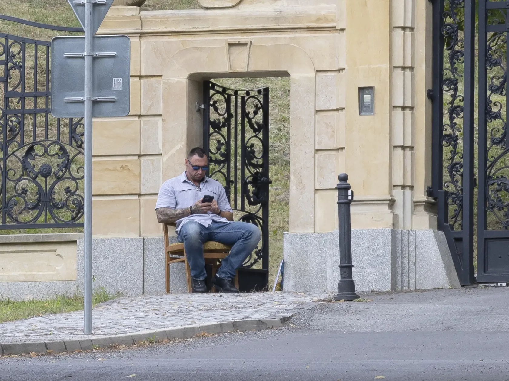 Pred bránou haličského zámku bol kvôli Škriniarovej svadbe dokonca aj ochrankár.