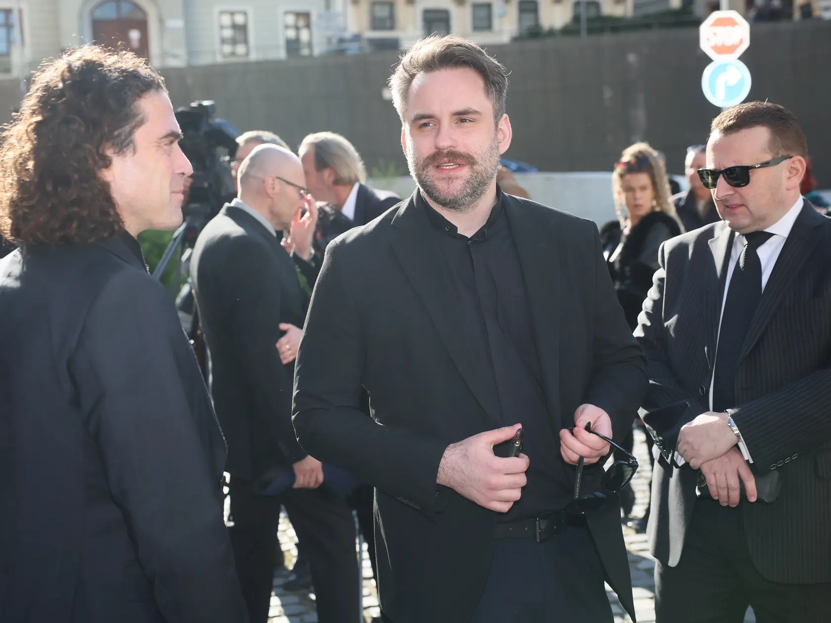 Posledná rozlúčka s hercom Štefanom Kvietikom († 90) v Dóme sv. Martina v Bratislave. Vnuk Matúš Kvietik. 