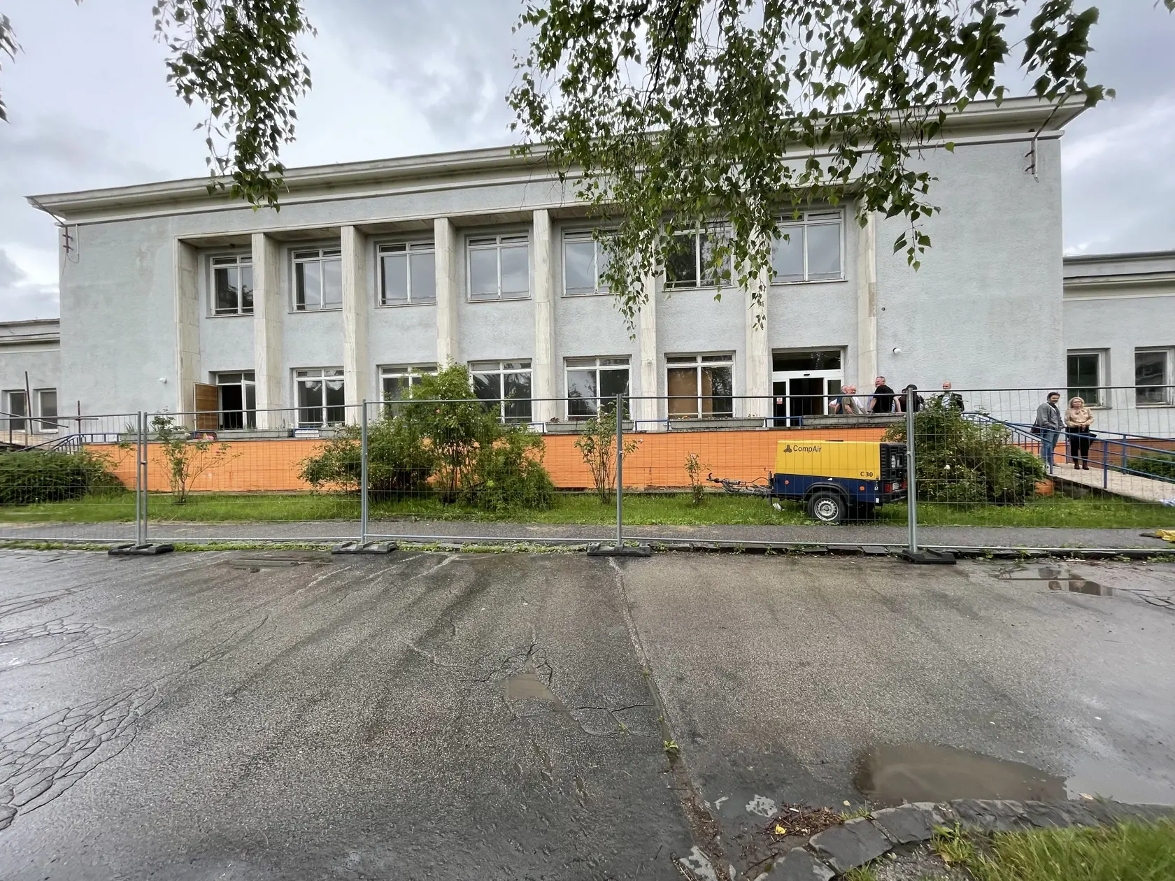 Kuchynský a jedálenský trakt Nemocnice s poliklinikou (NsP) Prievidza so sídlom v Bojniciach prejde komplexnou rekonštrukciou. Do stavebných prác a nového vybavenia investuje Trenčiansky samosprávny kraj (TSK) takmer šesť miliónov eur. Základný kameň stavby poklepali v pondelok, rekonštrukciu dokončia o rok. Na snímke budova jedálenského a kuchynského traktu Nemocnice s poliklinikou Prievidza so sídlom v Bojniciach 10. júna 2024. FOTO TASR - Alexandra Moštková