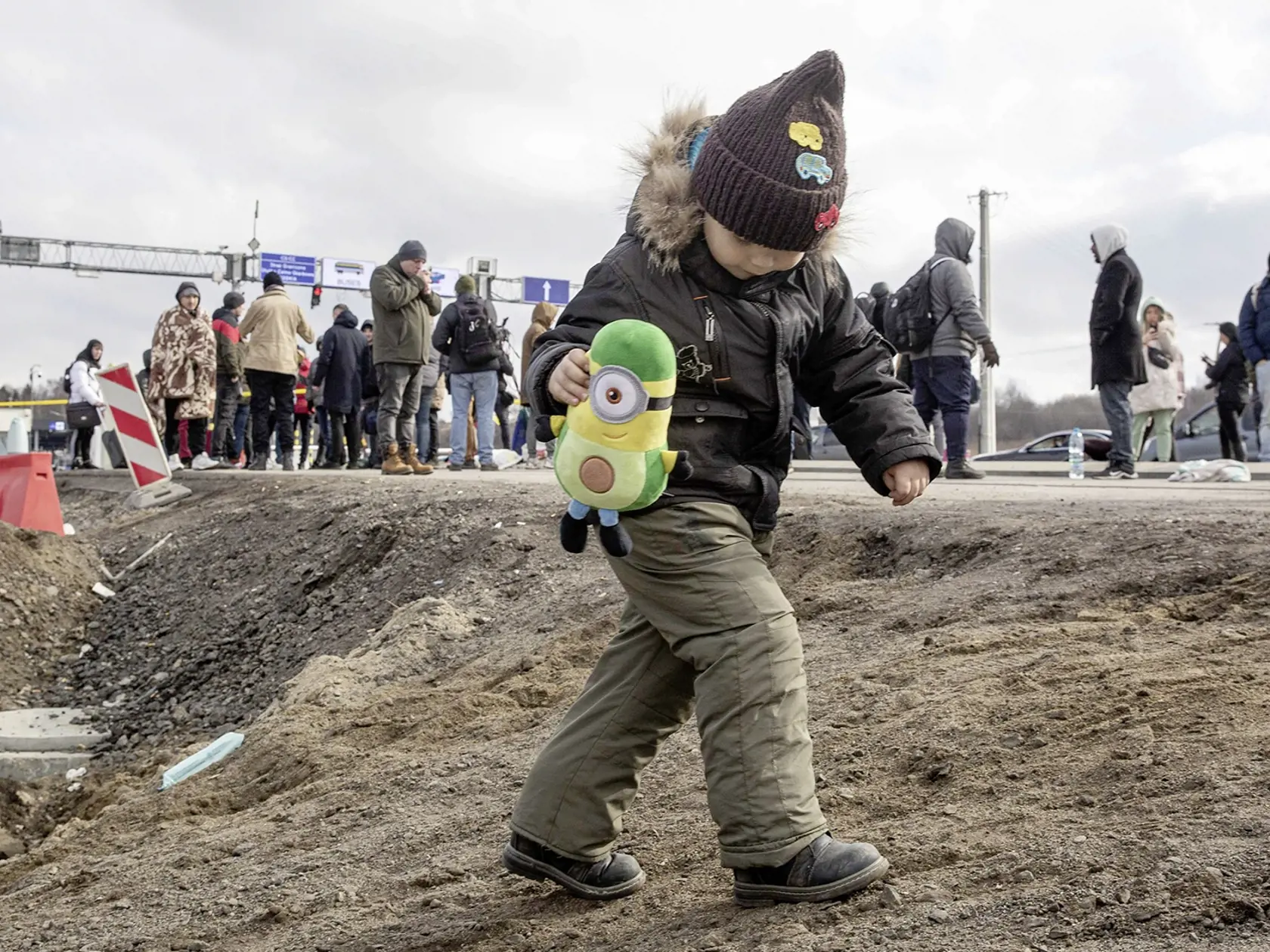 Dieťa utečencov utekajúcich pred vojenským konfliktom na Ukrajine prichádzajú na poľsko-ukrajinský hraničný priechod Medyka na hraniciach s Poľskom 28. februára 2022. Prinajmenšom 250.000 Ukrajincov je momentálne na poľských hraniciach. Väčšinu z nich predstavujú ženy a deti. Povedal to v pondelok vedúci kancelárie poľského premiéra Michal Dworczyk v rozhovore pre rozhlasovú stanicu RMF FM. Hovorca uviedol, že rady na hraniciach sú "obrovské".
