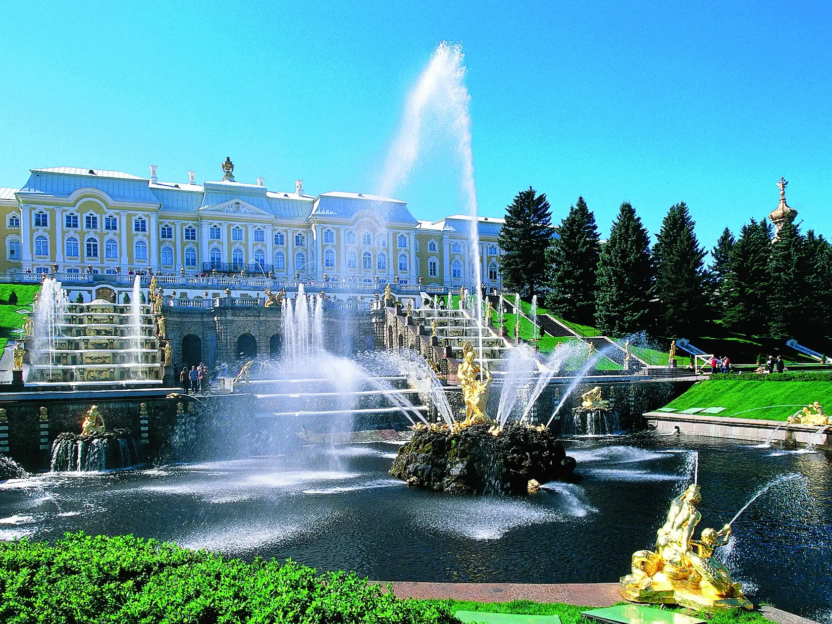 Russia - Greater St Petersburg, Petrodvorec. La Grande Cascade (Bolshoi Kaskad; 1715-1724) and Grand Palace (Bolshoi dvorec; first half of the eighteenth century architect Francesco Bartolomeo Rastrelli), Image: 133719682, License: Rights-managed, Restrictions: , Model Release: no, Credit line: Profimedia, Alamy