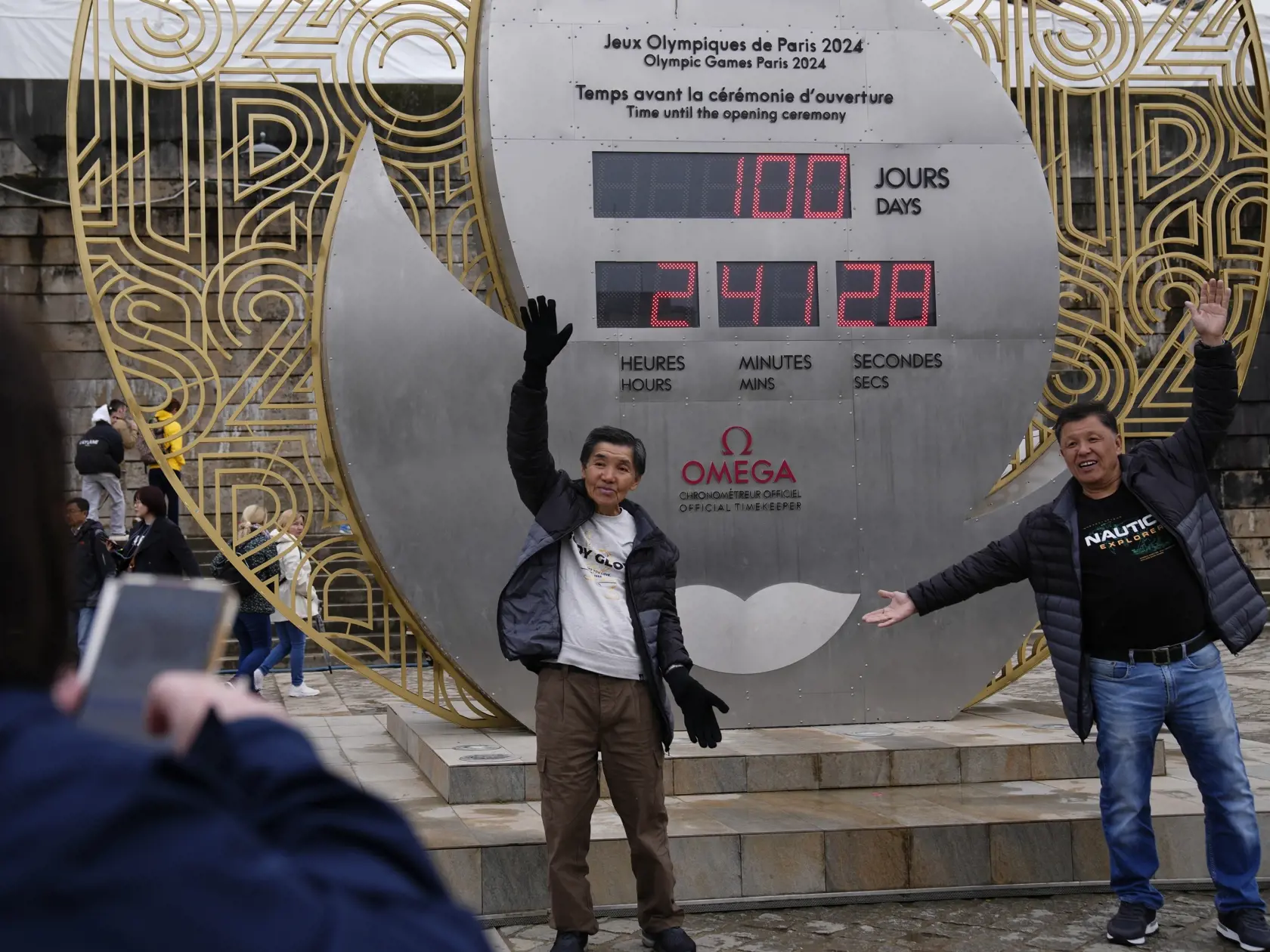 Na snímke turisti pózujú pred hodinami, ktoré odpočítavajú dni do začiatku letných olympijských hier, 17. apríla 2024 v Paríži. Už len sto dní zostáva do slávnostného otvorenia letných olympijských hier v Paríži (26. júl - 11. august 2024).