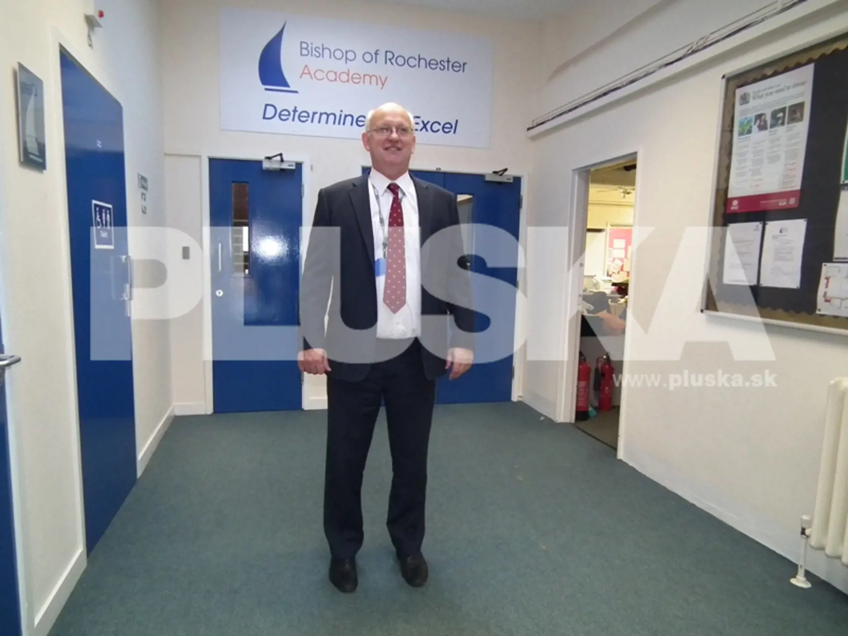 Riaditeľ
Rochester of University
Colin Boxall.
