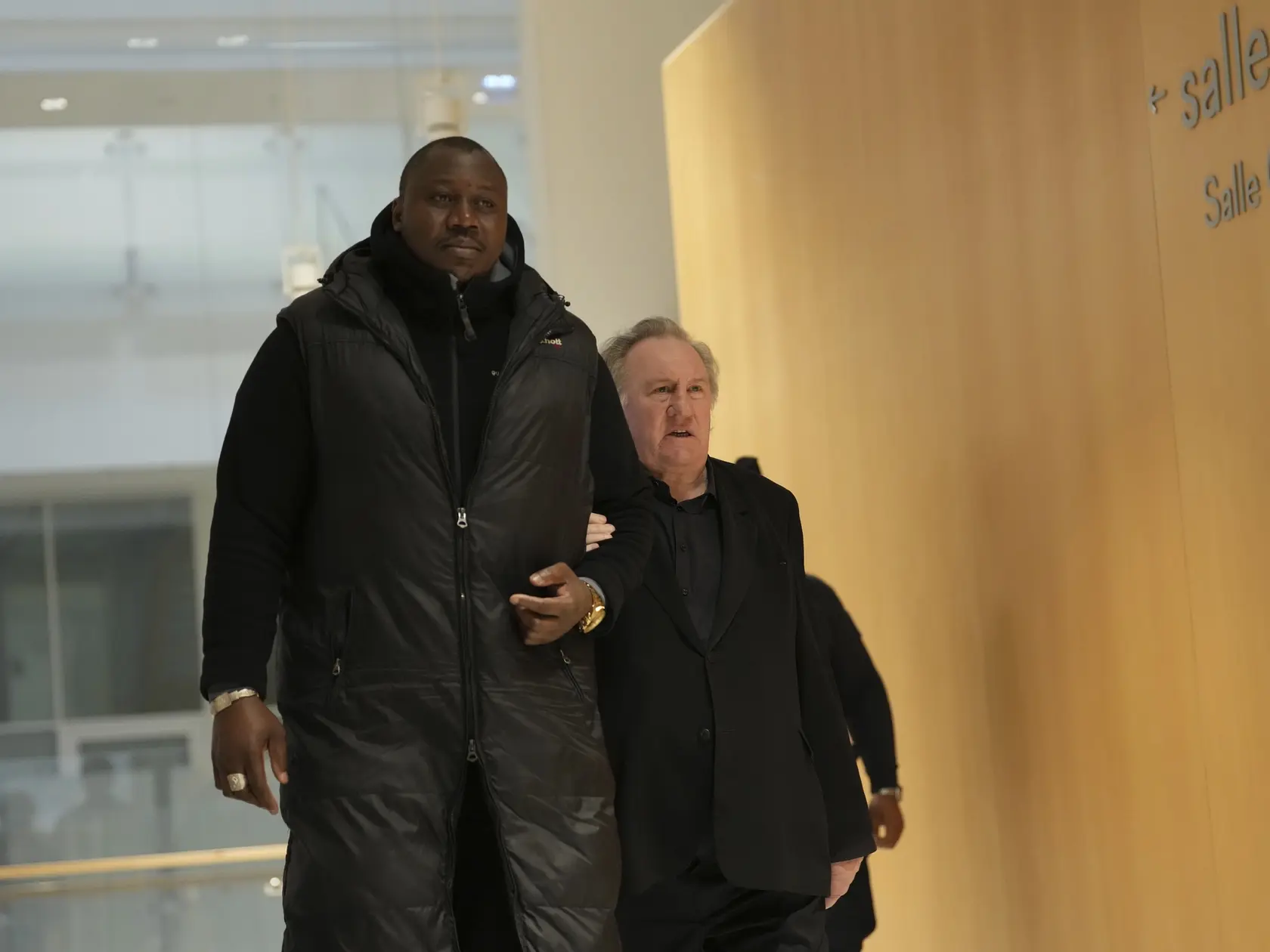 JB 23 Paríž - Francúzsky herec Gerard Depardieu (vpravo) odchádza na prestávku na súde v Paríži 26. marca 2025, kde sa v pondelok začal súdny proces s hercom obvineným zo sexuálneho napadnutia dvoch žien počas nakrúcania filmu Zelené okenice v roku 2021. Súd proces v októbri odročil pre hercov zdravotný stav. FOTO TASR/AP

French actor Gerard Depardieu, right, leaves for a break during his trial for the alleged sexual assaults of two women on a film set in 2021, Wednesday, March 26, 2025 in Paris. (AP Photo/Aurelien Morissard)