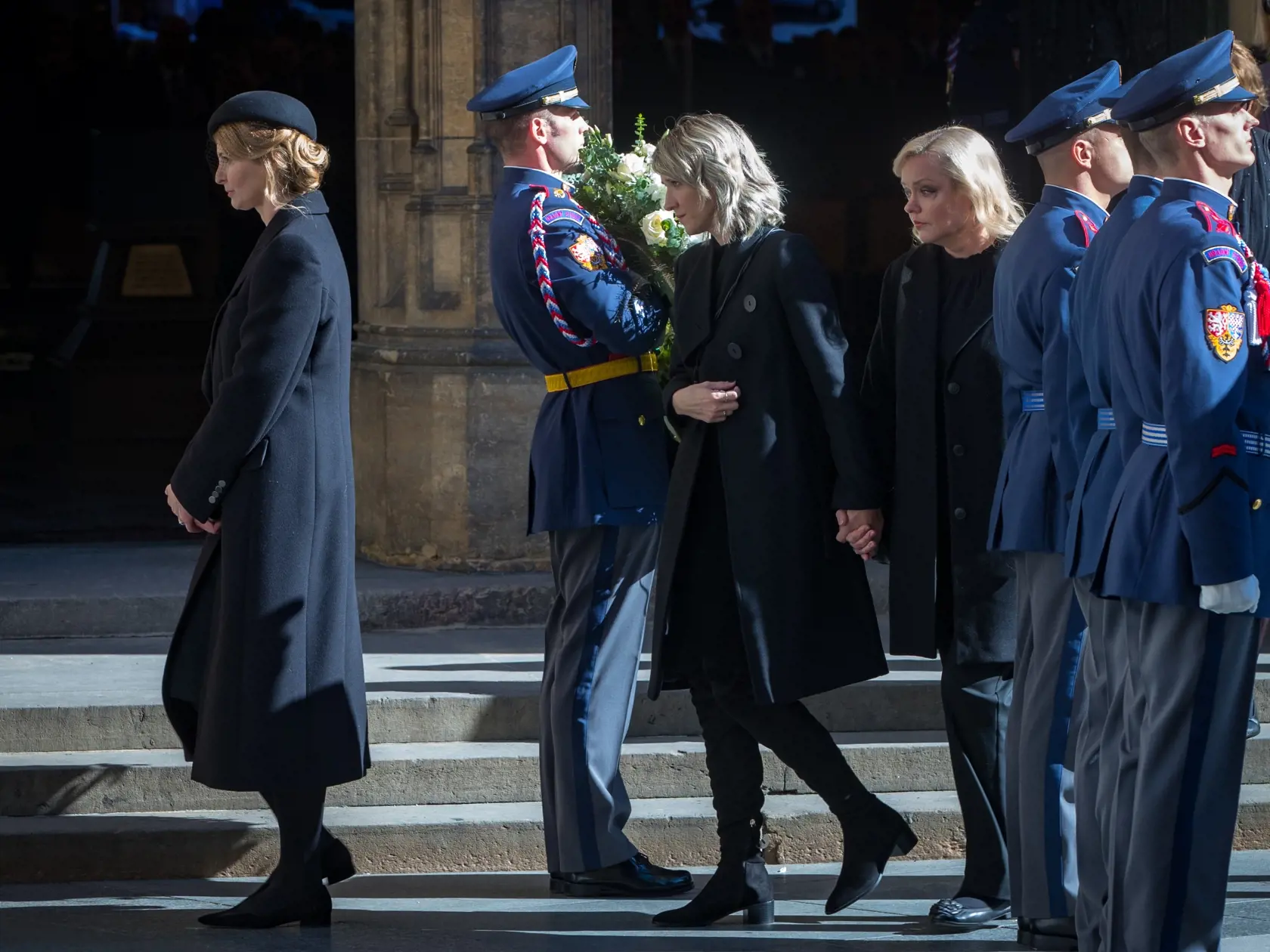Zádušná omša za zosnulého Karla Gotta v chráme Svätého Víta na Pražskom hrade. S hudobnou legendou sa prišlo rozlúčiť množstvo známych osobností kultúrneho a verejného života. Na snímke je manželka Karla Gotta Ivana Gottová a dcéry Lucie Kovaříková a Dominika Gottová.