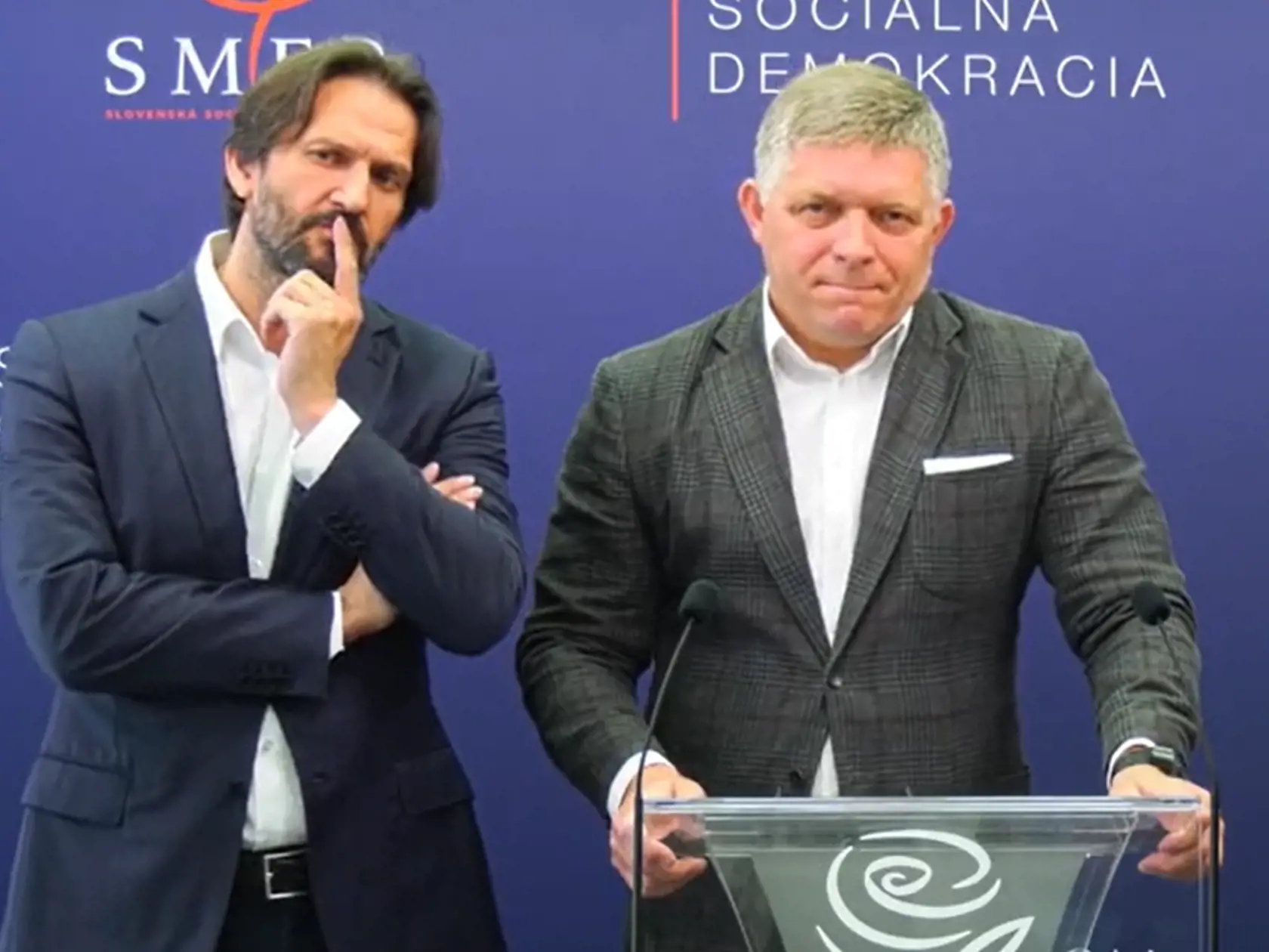 Robert Fico zdôraznil, že výsledkom odpočúvania vyšetrovateľov NAKA a operatívnych policajtov je „obrovské množstvo informácií a prepisov, ktoré poukazujú, čo za zvery pracujú na NAKE“.