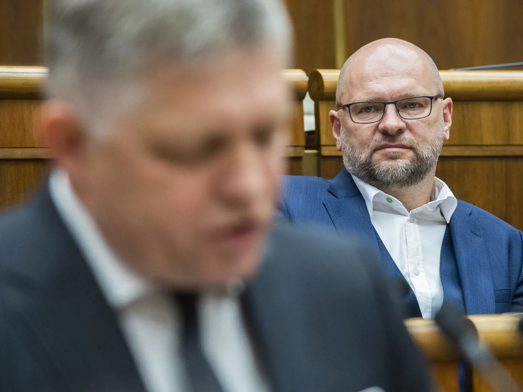 Na snímke zľava poslanec NR SR Robert Fico (SMER-SD) a minister hospodárstva SR a prvý podpredseda vlády pre ekonomiku SR Richard Sulík (SaS) počas 67. schôdze Národnej rady SR o návrhu na odvolanie ministra hospodárstva Richarda Sulíka z funkcie v Bratislave 16. júna 2022. FOTO TASR - Jaroslav Novák