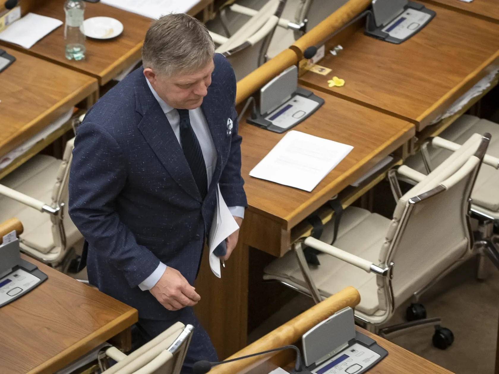 Robert Fico (Smer - SD) v Národnej rade Slovenskej republiky v čase rozhodovania o zbavení poslaneckého mandátu a vydaní na stíháni jeho osoby.