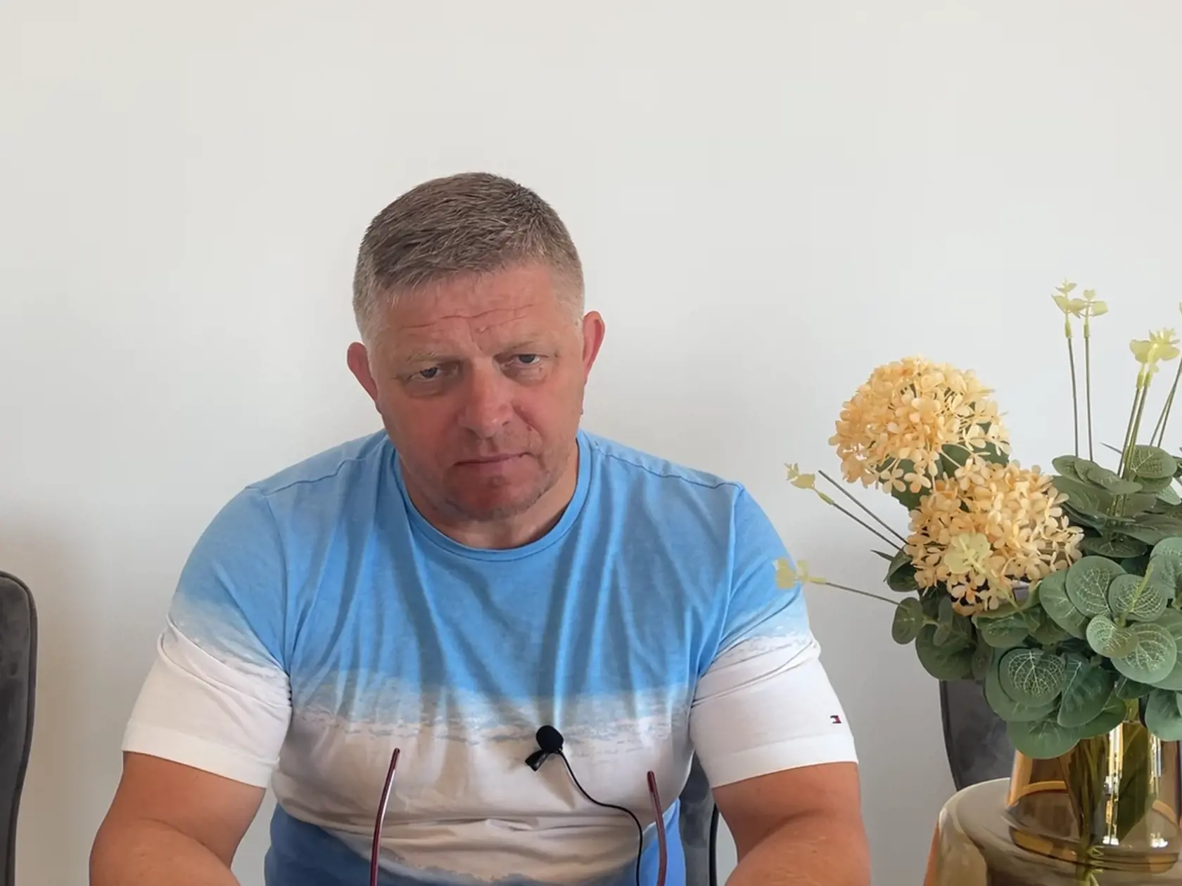 Líder Smeru-SD Robert Fico zaujal opáleným vzhľadom. 