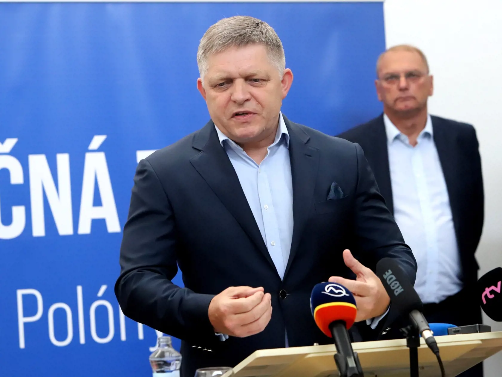 Tlačová konferencia Adriána Polónyho, ktorý ohlásil kandidatúru na predsedu Banskobystrického samosprávneho kraja (BBSK). Bude kandidovať ako nezávislý kandidát. Na tlačovej konferencii sa zúčastnil aj predseda opozičnej strany SMER-SD Robert Fico, ktorý oznámil, že jeho strana v komunálnych voľbách 2022 podporí na post predsedu BBSK nezávisleho kandidáta Adriána Polónyho. Na snímke predseda opozičnej strany SMER-SD Robert Fico (vľavo) a poslanec opozičnej strany SMER-SD Ľubomír Vážny počas tlač