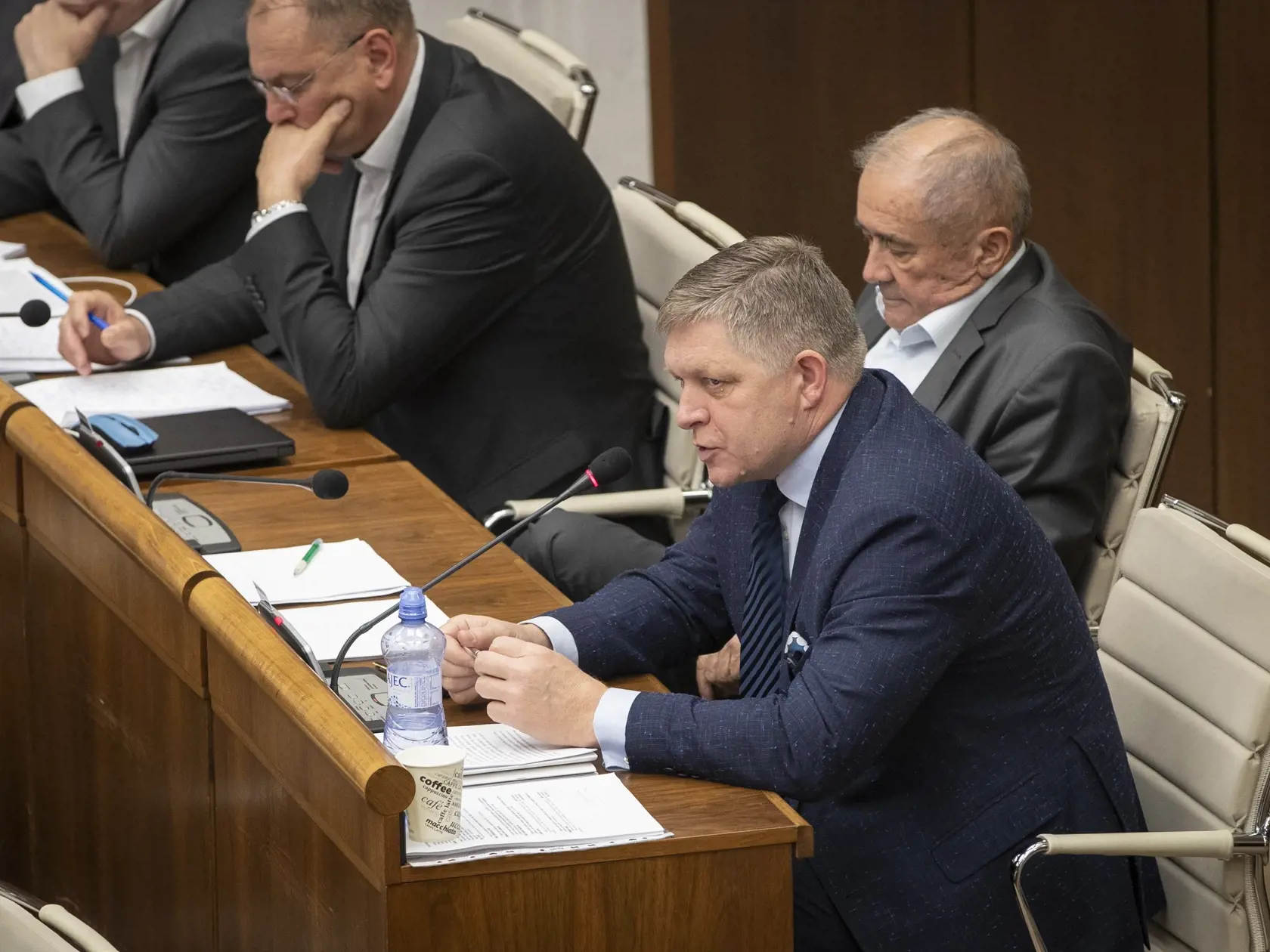 Robert Fico (Smer - SD) v Národnej rade Slovenskej republiky v čase rozhodovania o zbavení poslaneckého mandátu a vydaní na stíhánie jeho osoby.