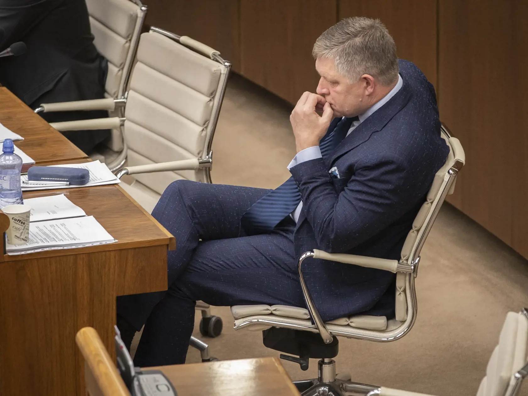 Robert Fico (Smer - SD) v Národnej rade Slovenskej republiky v čase rozhodovania o zbavení poslaneckého mandátu a vydaní na stíháni jeho osoby.