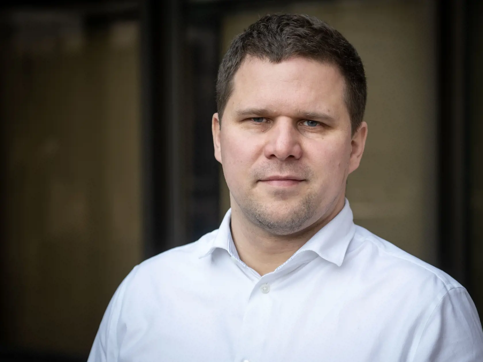 Starosta MČ Petržalka - Ján Hrčka hovorí, že vzhľadom na charakter mestskej časti, v ktorej prevažuje funkcia bývania a je výrazný nedostatok parkovacích kapacít bol tento prístup správny a nevyhnutný.