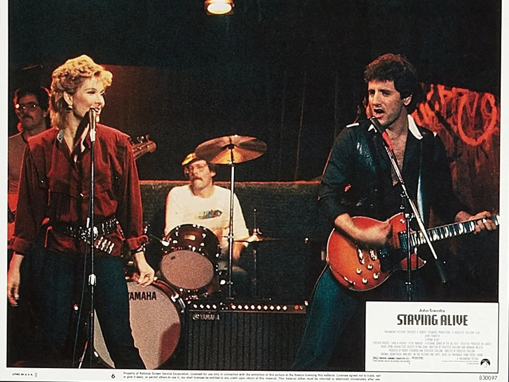 Frank Stallone (vpravo) v muzikáli Staying Alive. Hlavnú postavu si vtedy zahral slávny John Travolta.