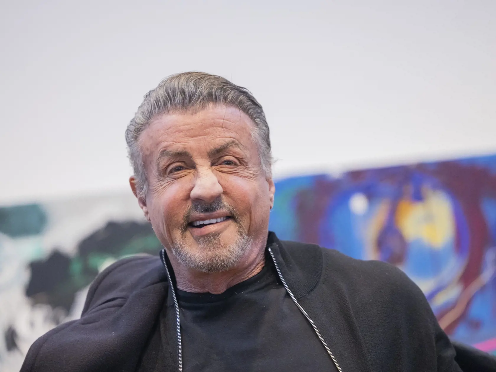 EBE 4 Hagen - Na snímke americký akčný herec a maliar Sylvester Stallone počas svojej výstavy pod názvom Sylvester Stallone - retrospektíva 75. narodenín v múzeu Osthaus v nemeckom Hagene 3. decembra 2021. FOTO TASR/AP

Sylvester Stallone, actor and painter, sits in the exhibition "Sylvester Stallone - 75th Birthday Retrospective" at the Osthaus Museum in Hagen, Germany, Dec. 3, 2021. The Hollywood star Sylvester Stallone also has an artistic side. His work as a painter is now being shown in Ger