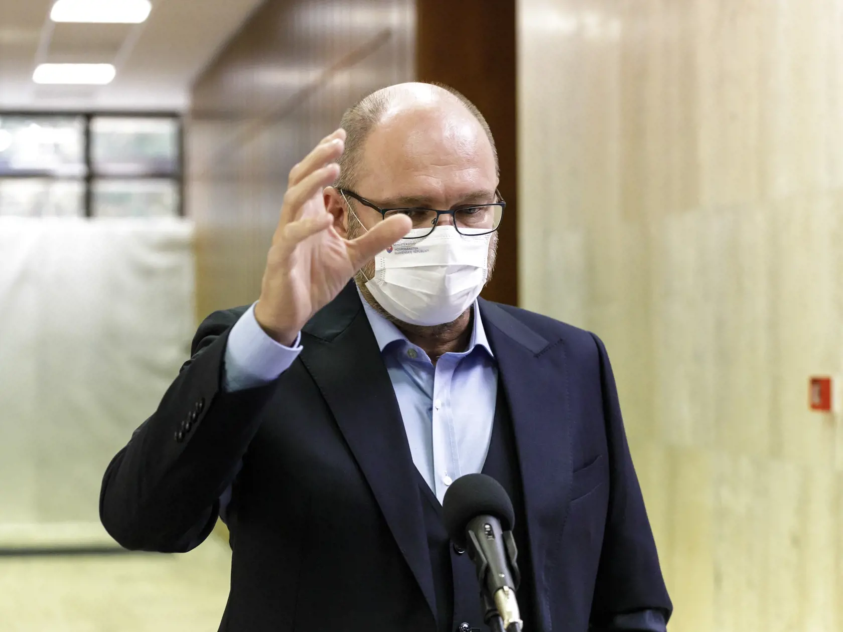 Na snímke minister hospodárstva SR a prvý podpredseda vlády pre ekonomiku Richard Sulík (SaS) prichádza na 35. rokovanie vlády SR v Bratislave 14. októbra 2021.