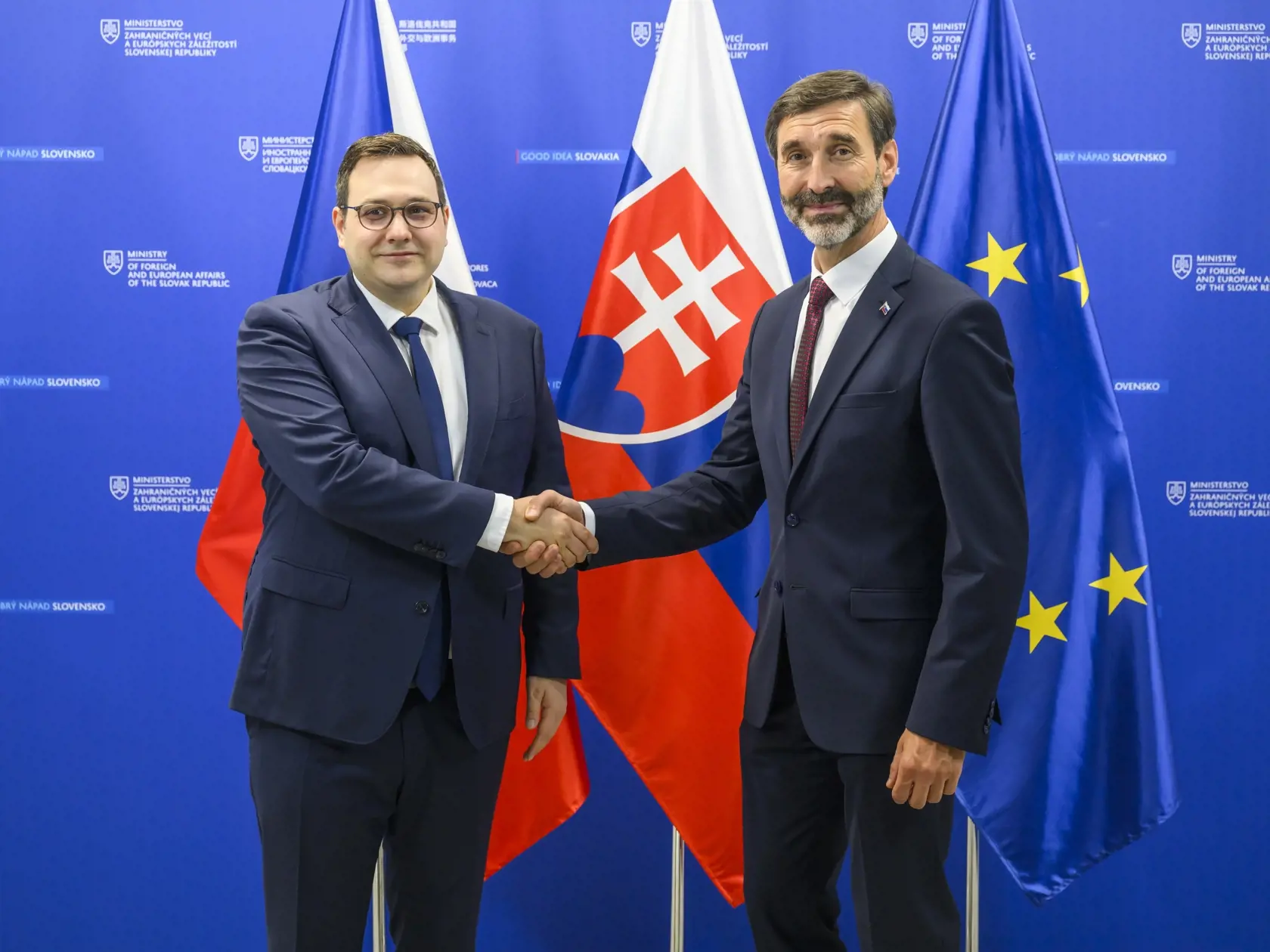 Na snímke zľava minister zahraničných vecí Českej republiky Jan Lipavský a minister zahraničných vecí a európskych záležitostí SR Juraj Blanár (Smer-SD) počas privítania na Ministerstve zahraničných vecí a európskych záležitostí v Bratislave 18. júna 2024. FOTO TASR - Jaroslav Novák