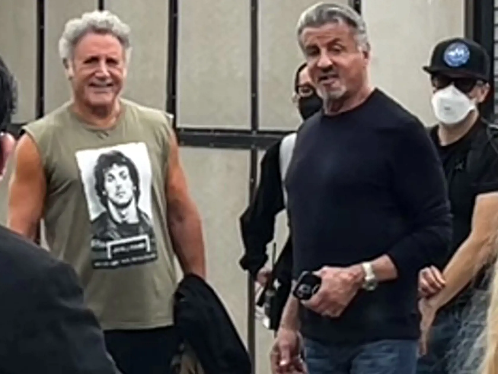 Sylvester Stallone a jeho brat Frank prichytený pred telocvičňou, kde Sly nakrúca reality šou.