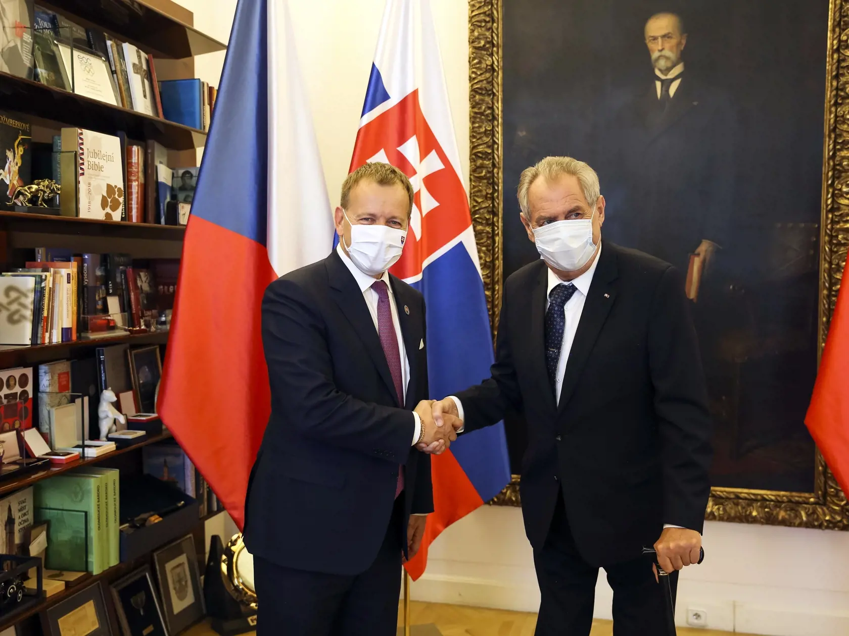 Na snímke český prezident Miloš Zeman (vpravo) a predseda NR SR Boris Kollár počas prijatia. Predseda NR SR Boris Kollár pricestoval na svoju prvú oficiálnu zahraničnú návštevu do Českej republiky. V Prahe 9. júna 2020. FOTO TASR - Kancelária NR SR