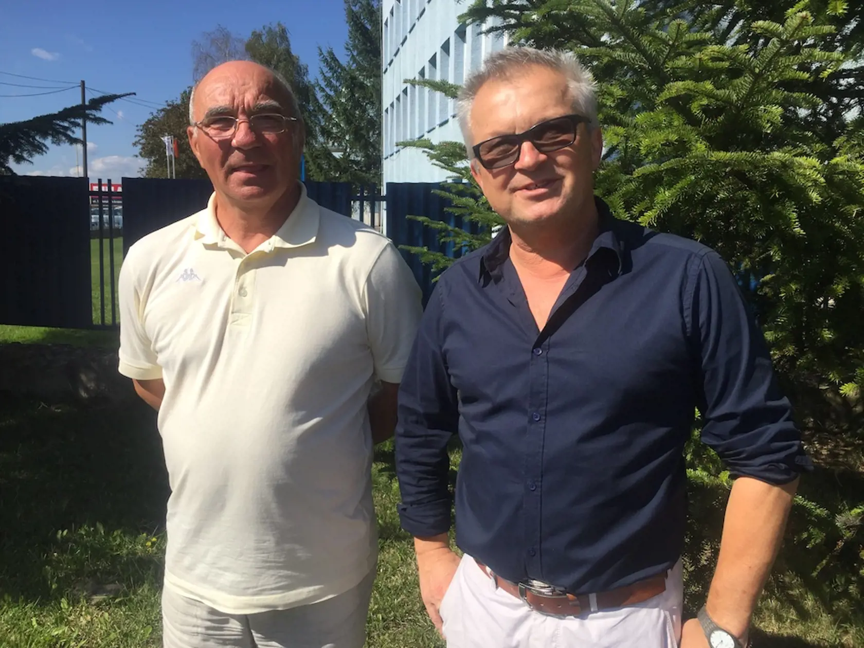 Bývalý poslanec Ján Hoško, ktorý dlhší čas upozorňuje na starostove konanie a zástupca starostu Peter Bochnovič vravia, že starosta neoprávnene podpísal v mene obce zmenky.