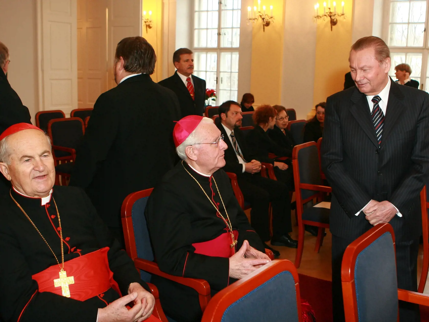 Vyznamenanie osobností Slovenska. Prezident Rudolf Schuster v roku 2002 udelil kardinálovi najvyššie štátne vyznamenanie – Rad Bieleho dvojkríža 1. stupňa. (na archívnom zábere s kardinálom Tomkom a biskupom Jánom Sokolom)