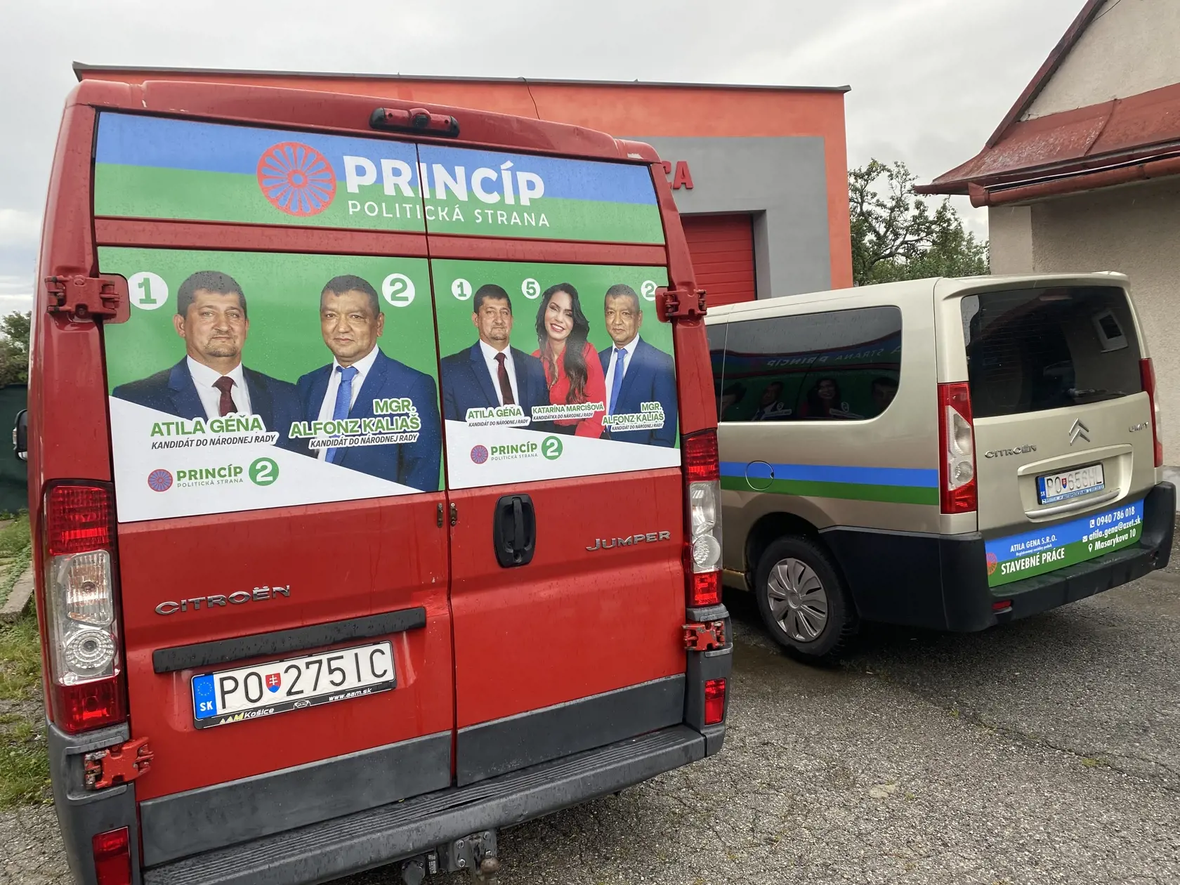 V obci po Atillovi Géňovi zostalo viacero áut s polepmi s jeho menom a politickej strany, ktorej bol lídrom.