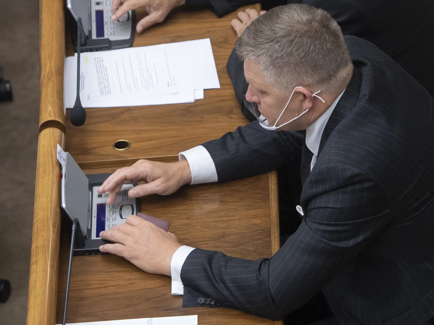 Na snímke poslanec Národnej rady SR (NR SR) Robert Fico (Smer-SD) počas 44.  schôdze parlamentu k návrhu skupiny poslancov na prijatie uznesenia NRSR vo veci posilnenia cenovej stability potravín v stredu 29. septembra 2021 v Bratislave. FOTO TASR - Martin Baumann