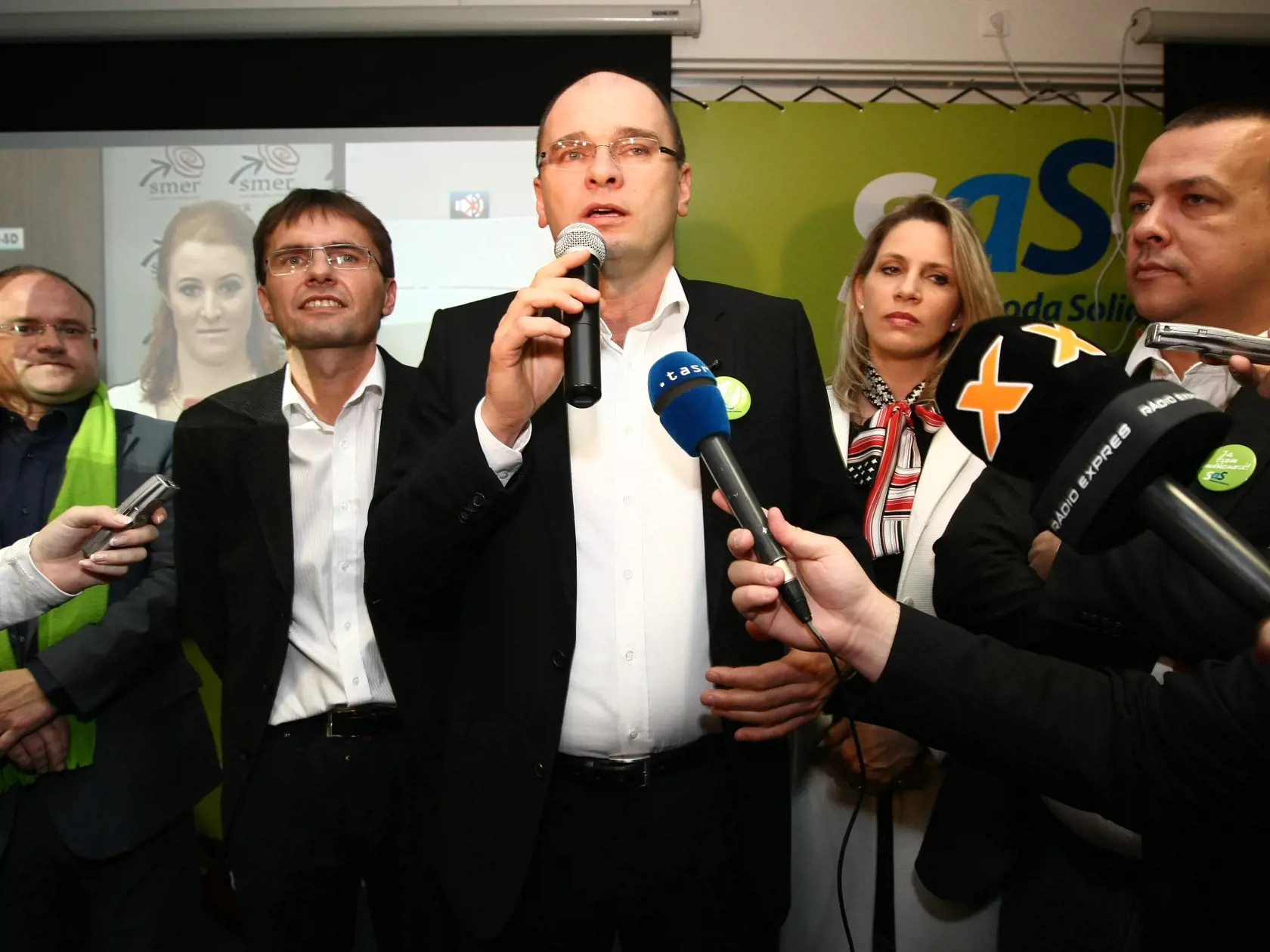 Volebna noc v centrale strany SAS.
