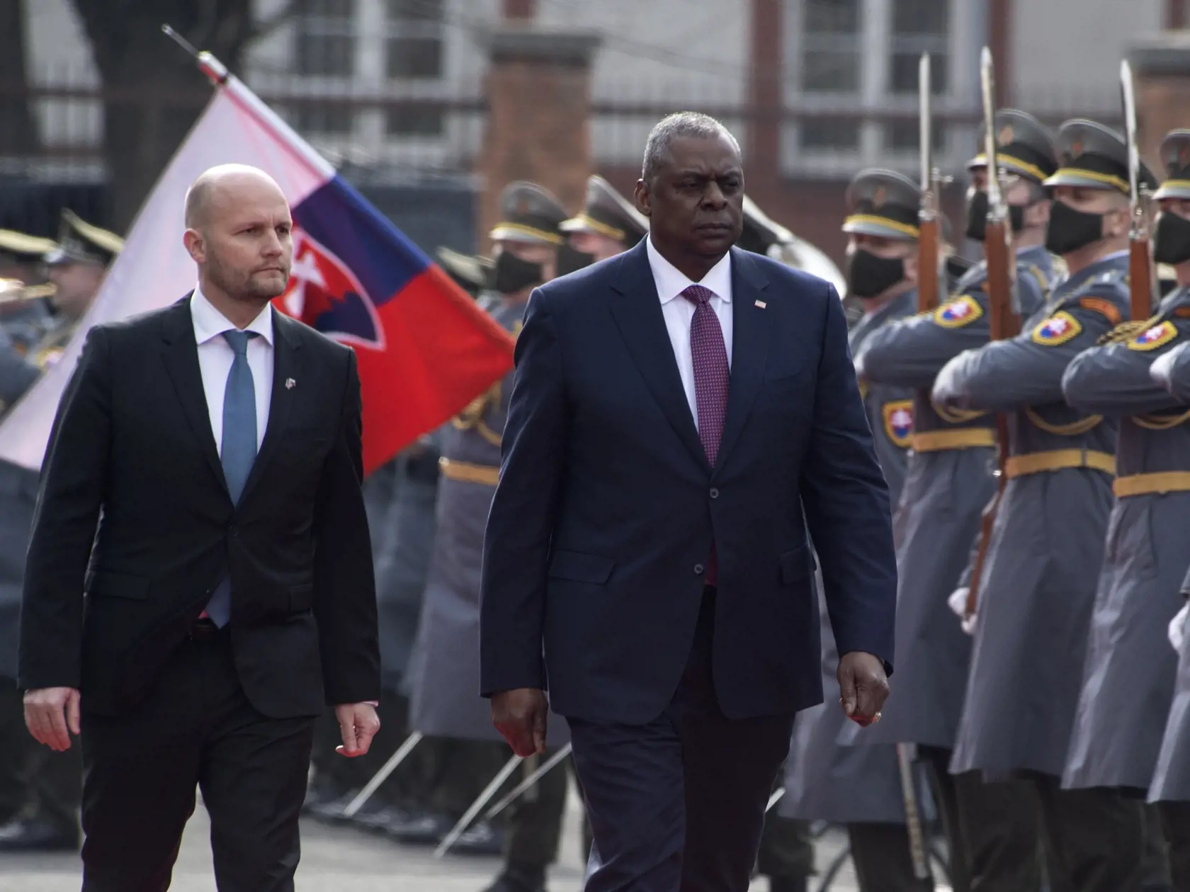 Na snímke druhý vľavo americký minister obrany Lloyd Austin a vľavo minister obrany SR Jaroslav Naď počas prijatia na Ministerstve obrany SR 17. marca 2022 v Bratislave.