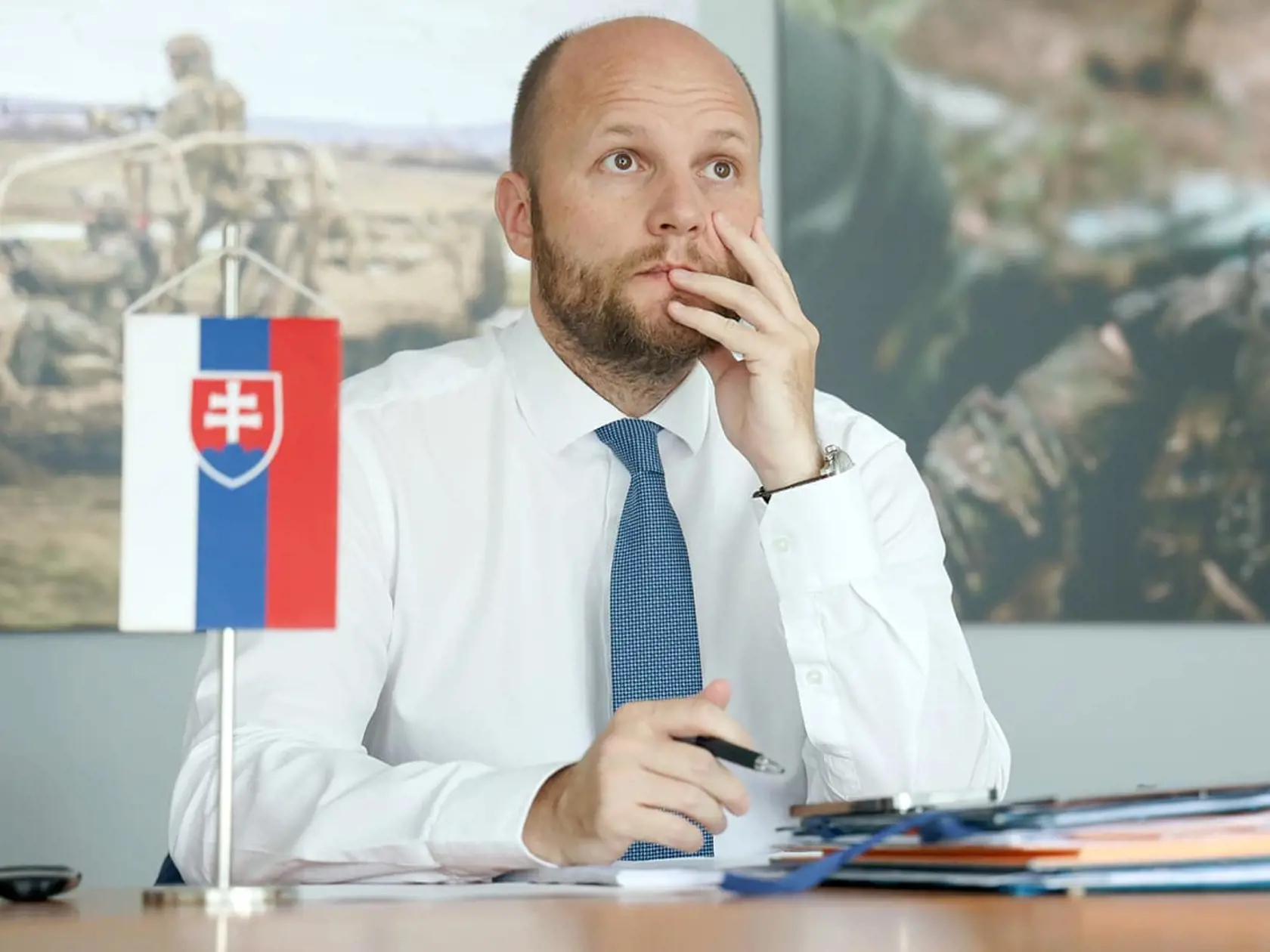 „Som utajený svedok a čestne priznávam, že som aj hlavný admin Zomri, po večeroch robím pre Emefka a dokonca som aj hlavný medzinárodný koordinátor organizácie Anonymous. Mňa totižto v tomto období tak málo zamestnáva práca ministra obrany, že si hľadám brigády po večeroch,“ okomentoval s humorom túto informáciu Naď.