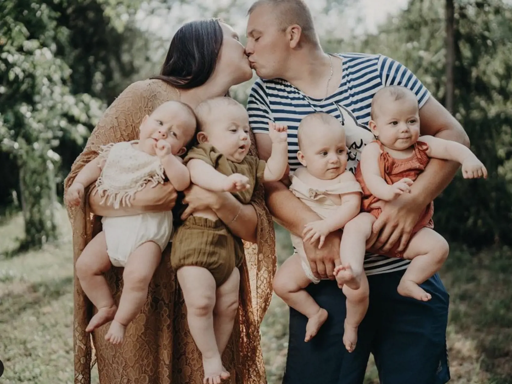 Veronika a Dalibor Križalkovičovci s ich štyrmi ratolesťami.