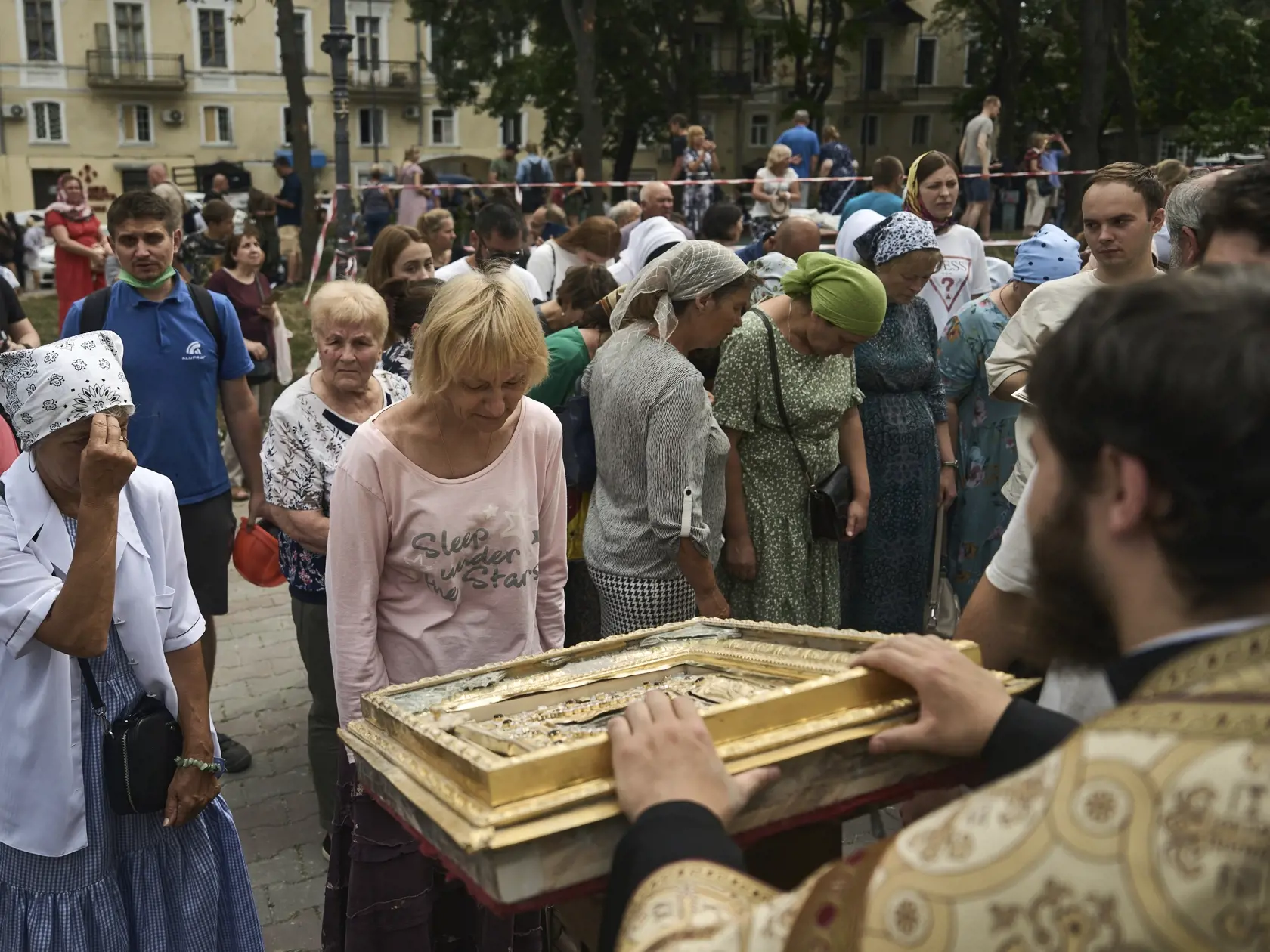 Na snímke ľudia sa zhromažďujú počas omše pred poškodeným Chrámom Premenenia Pána v Odese po ruských náletoch 23. júla 2023.