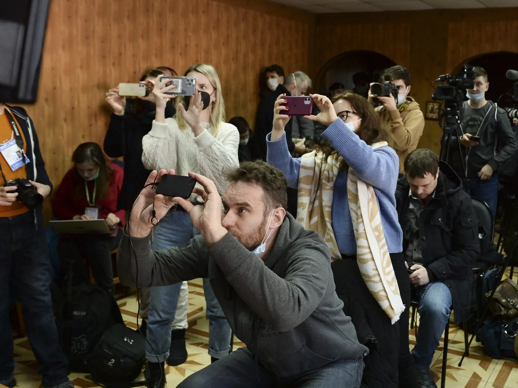 Novinári fotografujú TV obrazovku znázorňujúceho ruského opozičného lídra Alexeja Navaľného počas videolinku na súde v meste Pokrov, 100 km východne od Moskvy 15. februára 2022.