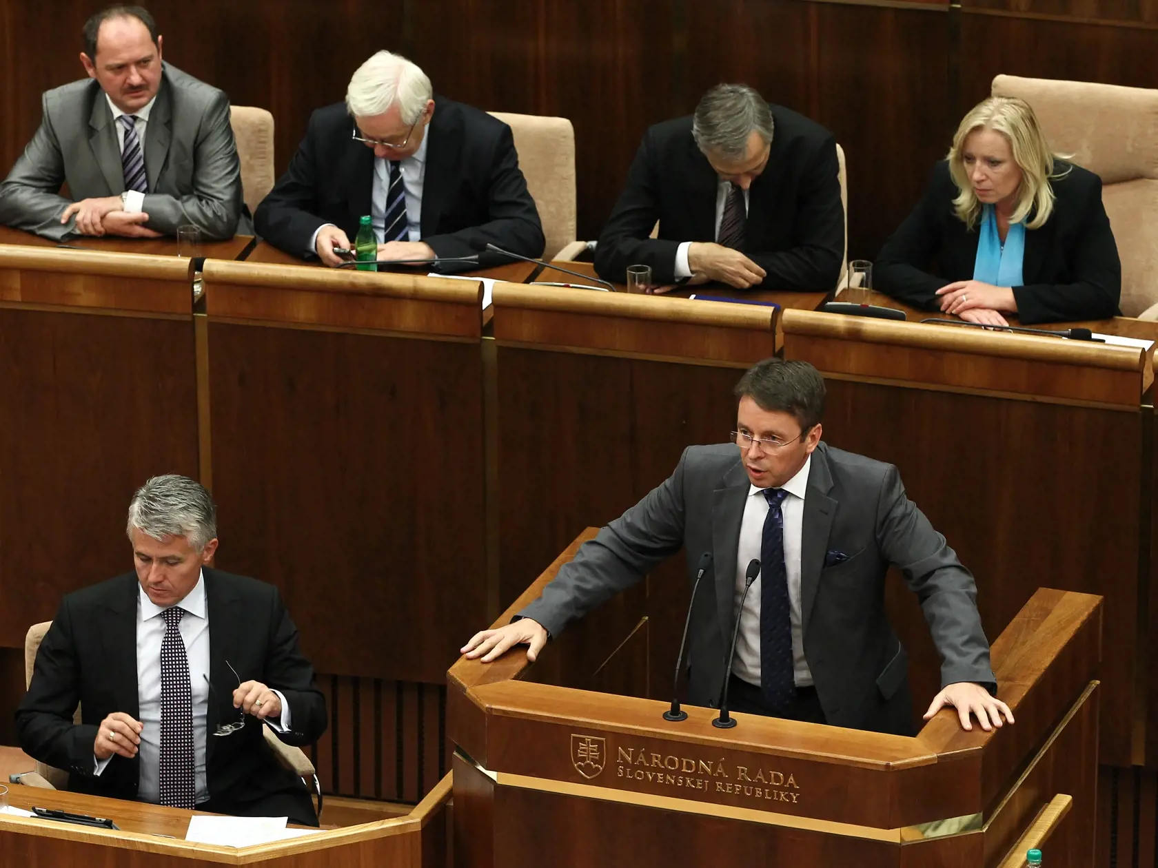 Zdvojene hlasovanie o Eurovale a dovere vlade SR.