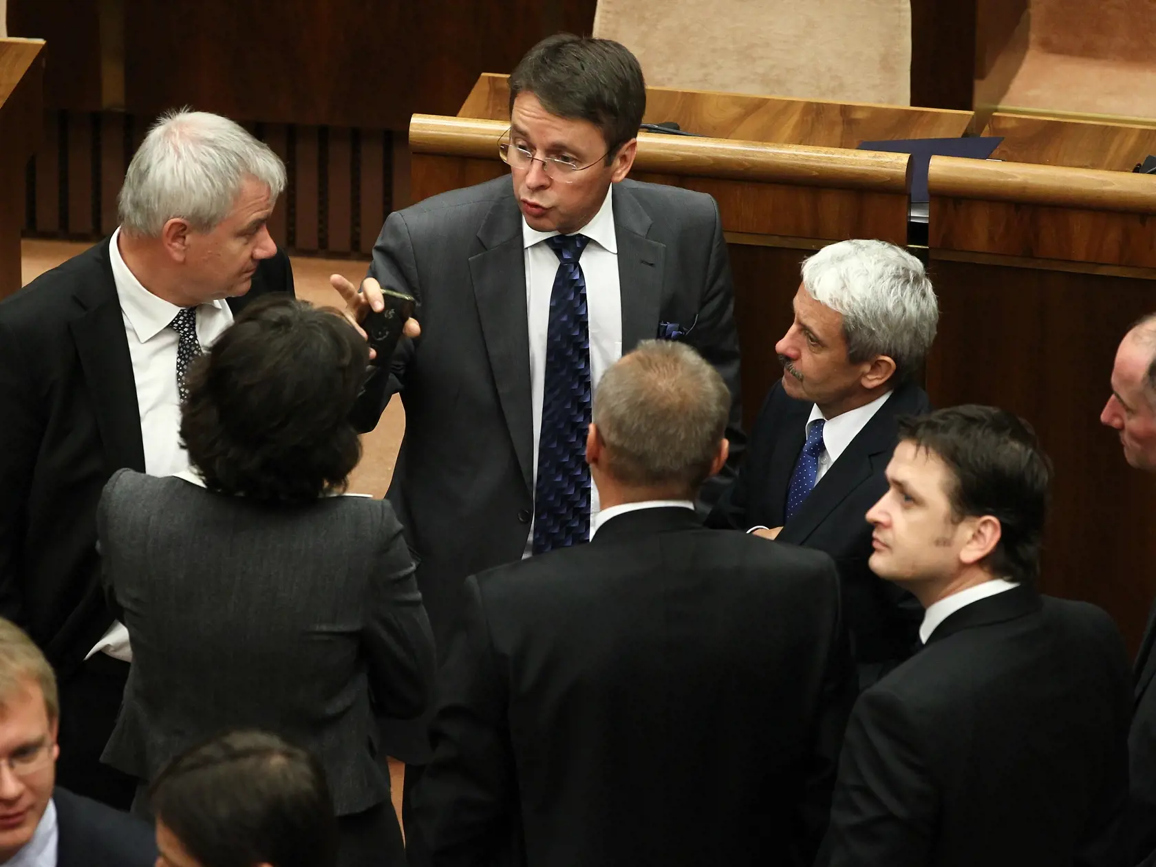 Zdvojene hlasovanie o Eurovale a dovere vlade SR.