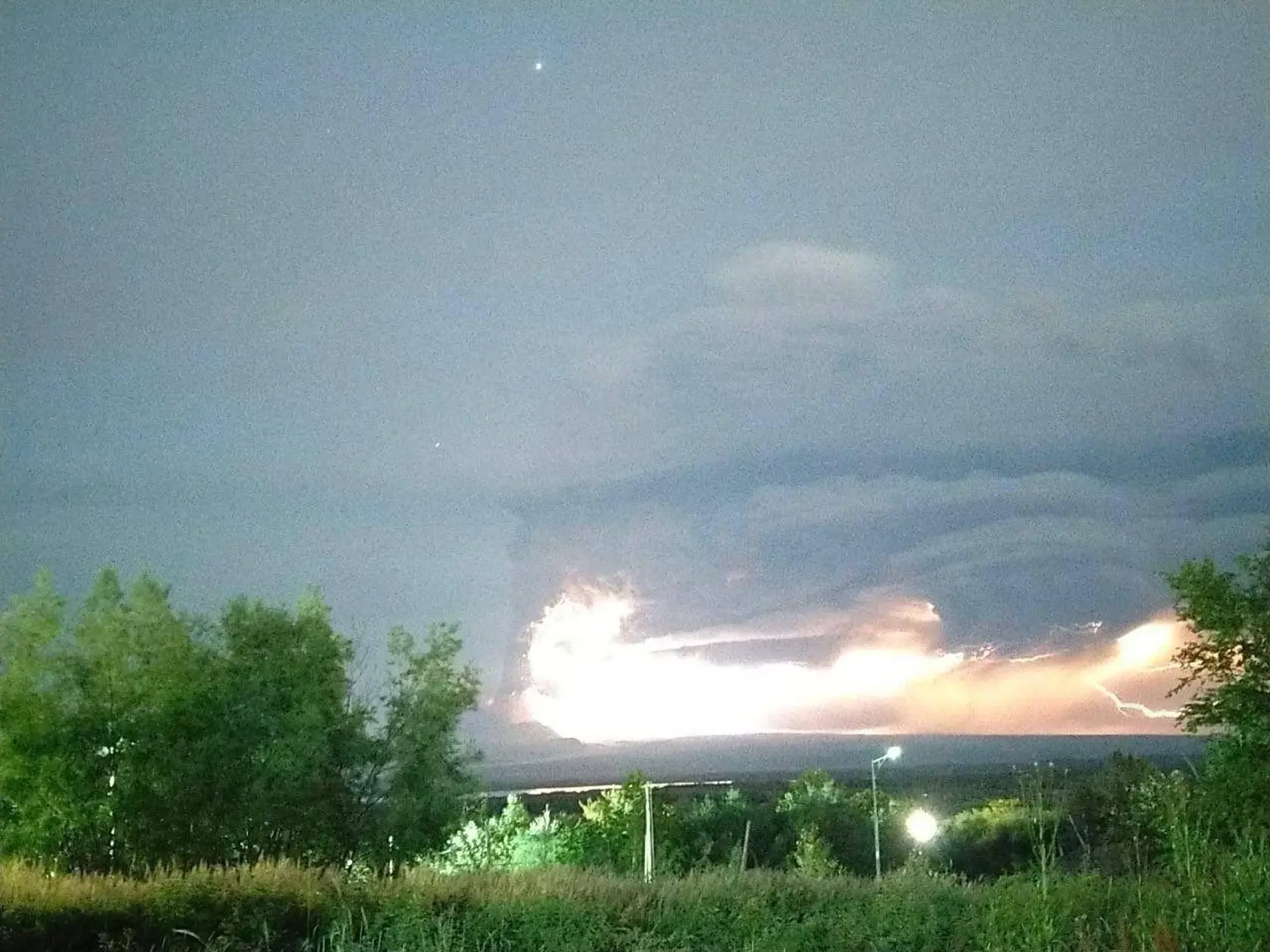 Silné zemetrasenie zobudilo sopku Siveluč, ktorá vychrlila oblak popola.