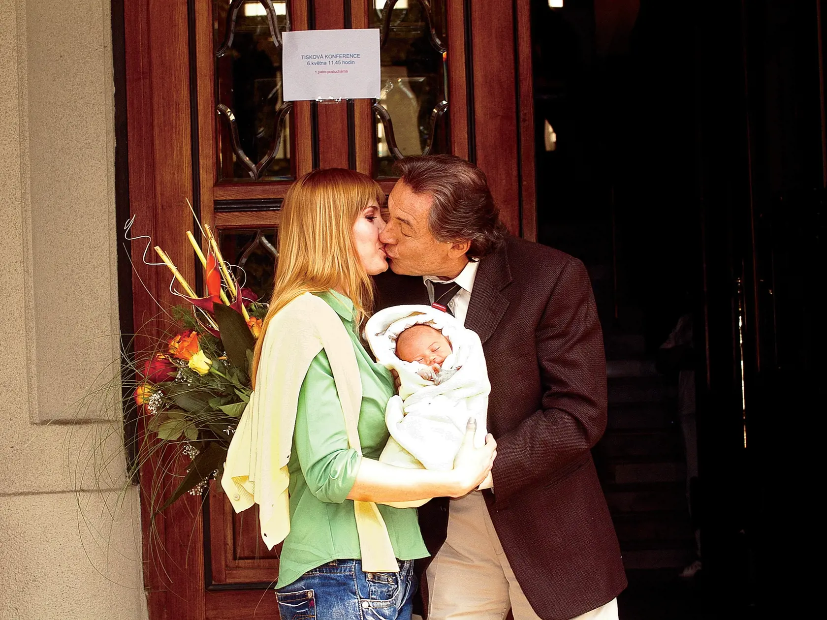 Karel Gott, spevák, partnerka Ivana Macháčková, ich dcérka Charlotte Ella
foto: Michaela Feureislová
uverejnené: Šarm 20/2006
pôvodný súbor:DSC_0098.eps