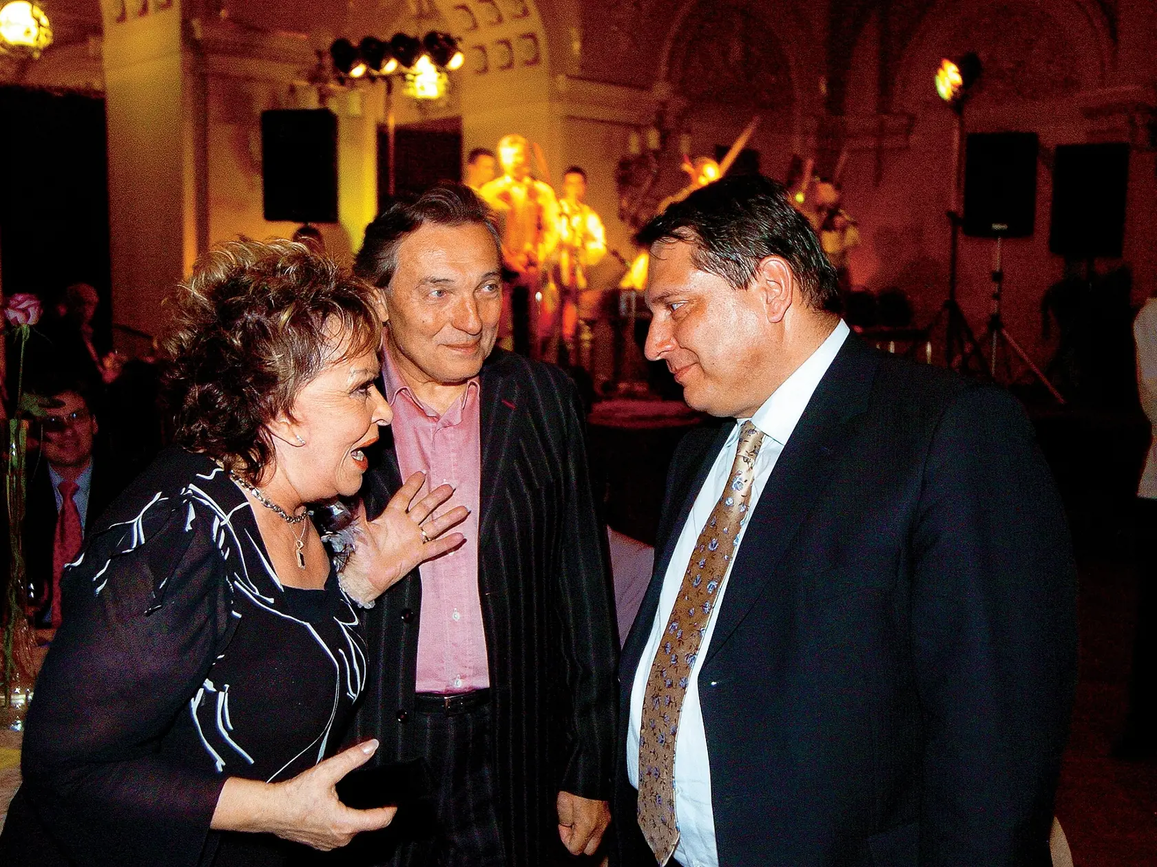 Jiřina Bohdalová, herečka, oslava 70 narodenín, Karel Gott, Jiři Paroubek 
foto: Michaela Feureislová
uverejnené: Šarm 20/2006
pôvodný súbor:DSC_0053.eps
