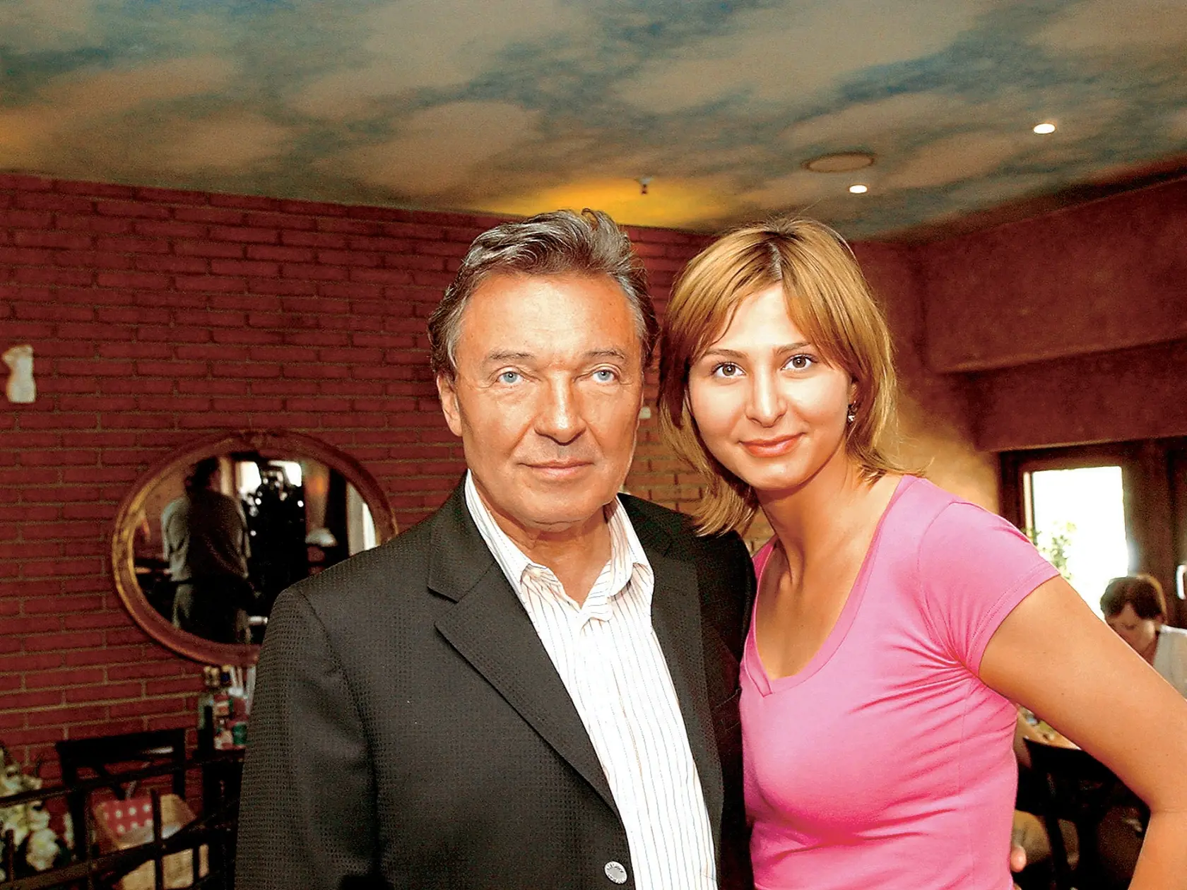 Karel Gott, spevák priateľka Ivana Macháčková
foto: Michaela Reislová
uverejnené: Šarm 34/04
pôvodný súbor:DSC_0160A.eps
