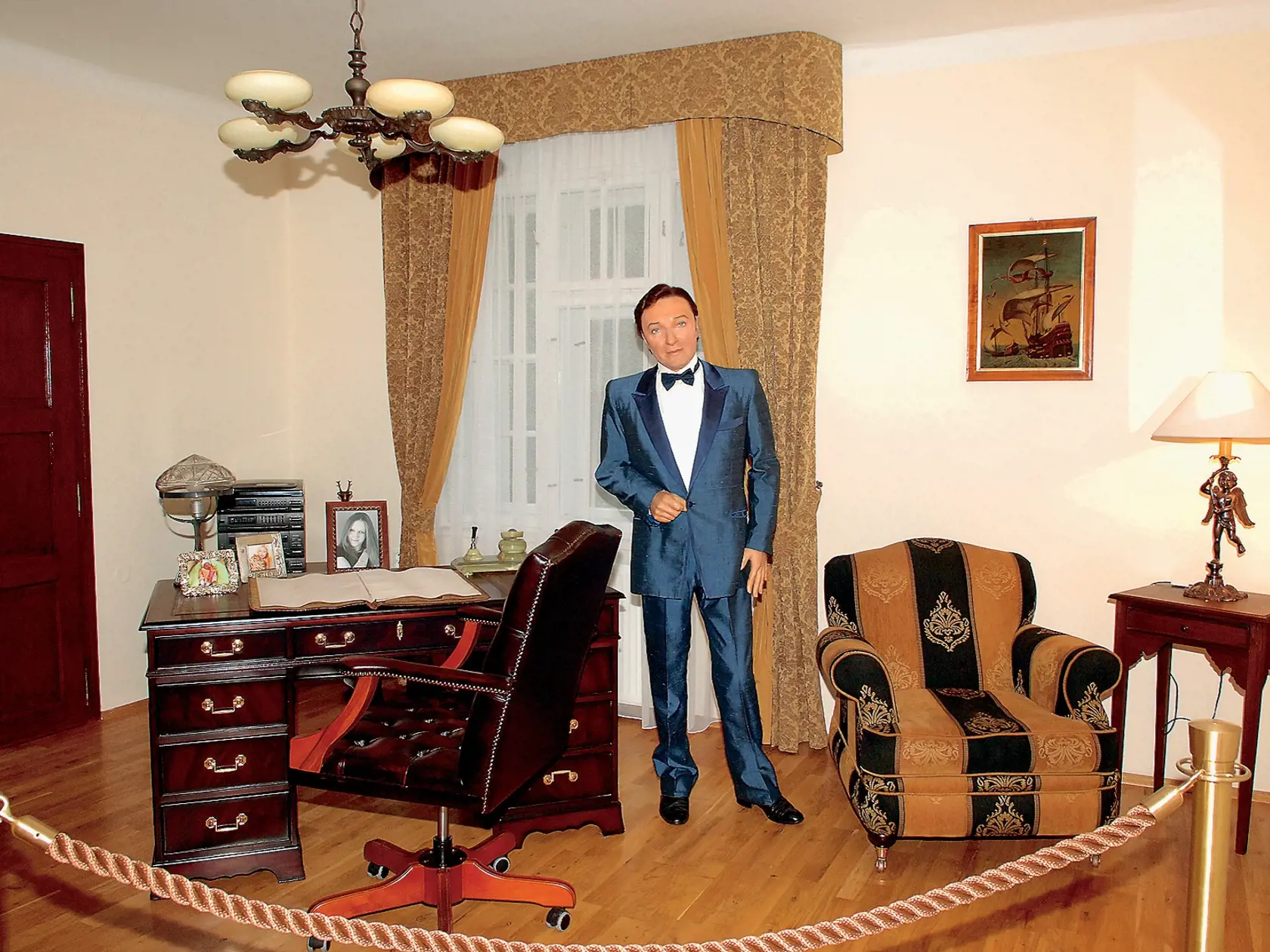 Karel Gott, múzeum v Jevanoch, Gottland, pracovňa, figurína
foto : Michaela Feuereislová
uverejnené Šarm 29/2006
pôvodný súbor:figurina.eps