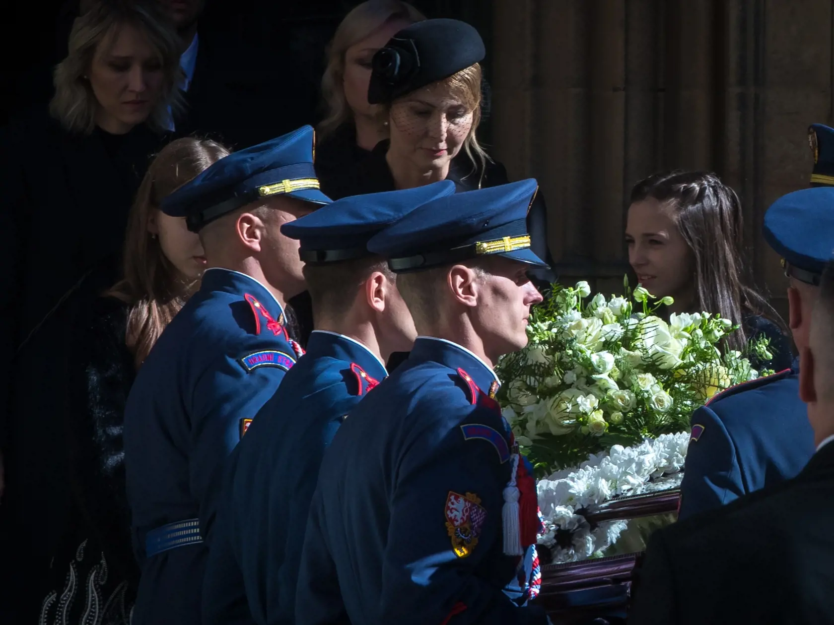 Zádušná omša za zosnulého Karla Gotta v chráme Svätého Víta na Pražskom hrade. S hudobnou legendou sa prišlo rozlúčiť množstvo známych osobností kultúrneho a verejného života. Na snímke je  Nelly Sofie Gottová, Ivana Gottová a Charlotte Ella Gottová.